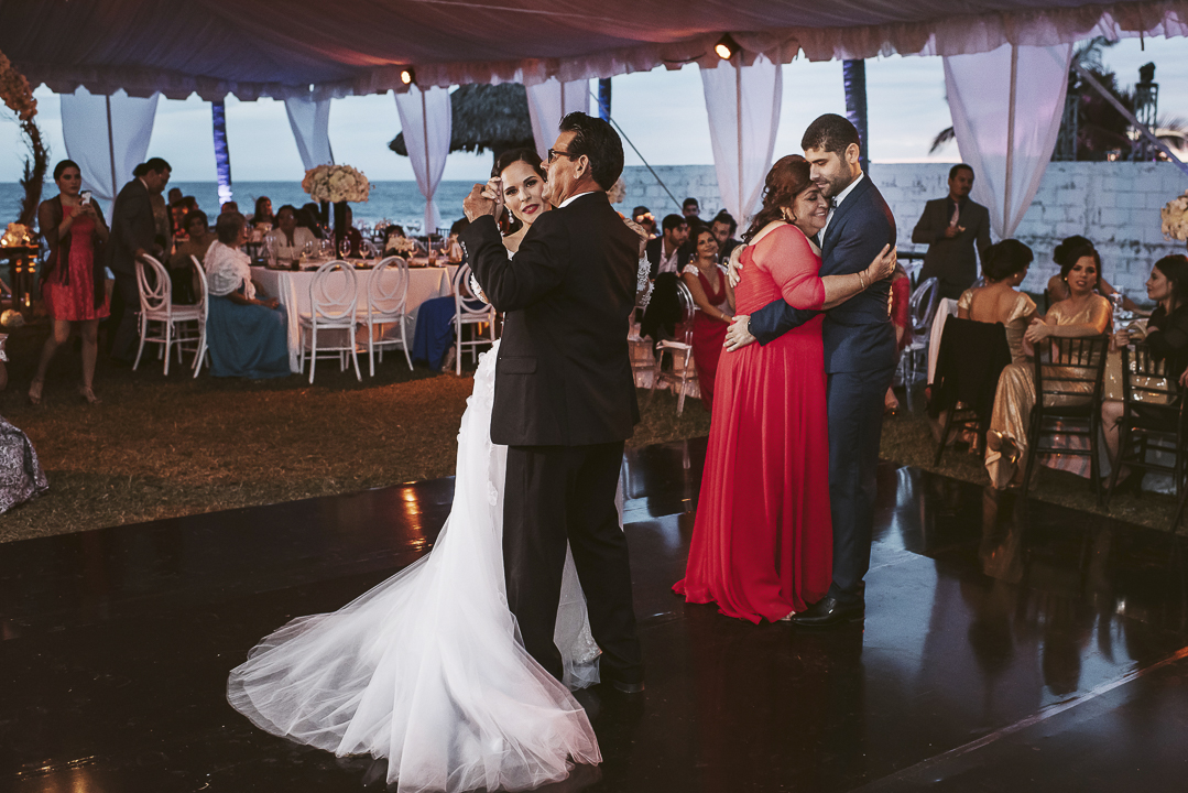 best documentary wedding photographer in mazatlan mexico fotografia documental de bodas fotografo en mexico wedding destination photographer guadalajara chihuahua cabo san lucas playa del carmen punta de mita san miguel de allende