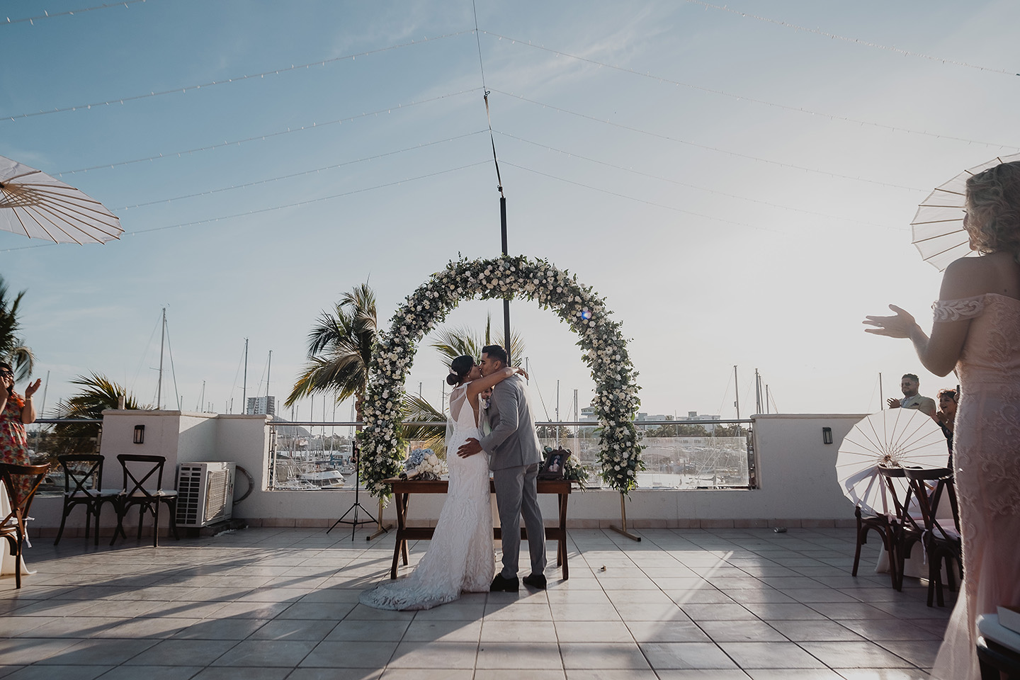 Wedding photograoher in mazatlan, engagemente photography lovers, mazatlan photographer, wedding photographer in beach.