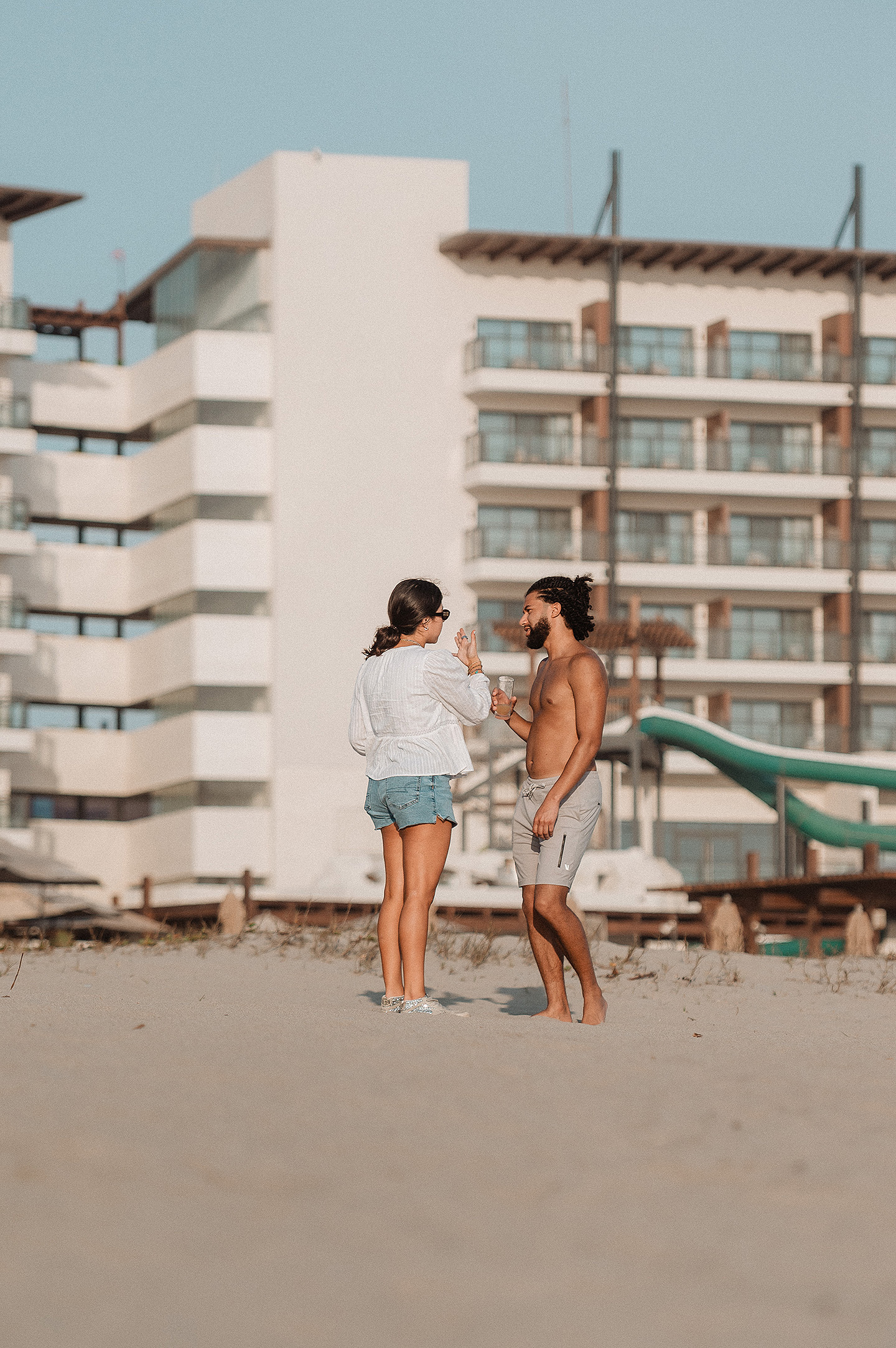 Entrega de Anillo de will a Fatima en Mazatlán – Sesión de Compromiso en Playa. Una emotiva propuesta de matrimonio capturada en las hermosas playas de Mazatlán, Sinaloa. Documentamos cada instante de esta sorpresa romántica, desde el momento de la entrega del anillo hasta las expresiones de felicidad, abrazos y caminatas junto al mar. Una sesión de compromiso llena de emociones auténticas, realizada durante el atardecer para aprovechar la mejor luz natural y crear recuerdos inolvidables.