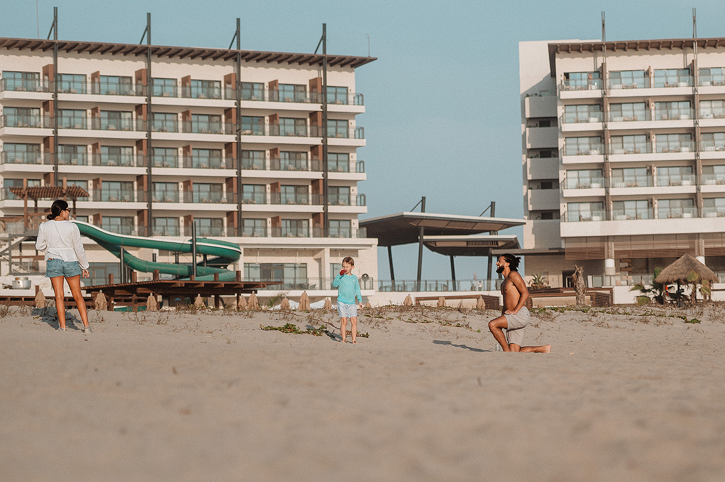 Entrega de Anillo de will a Fatima en Mazatlán – Sesión de Compromiso en Playa. Una emotiva propuesta de matrimonio capturada en las hermosas playas de Mazatlán, Sinaloa. Documentamos cada instante de esta sorpresa romántica, desde el momento de la entrega del anillo hasta las expresiones de felicidad, abrazos y caminatas junto al mar. Una sesión de compromiso llena de emociones auténticas, realizada durante el atardecer para aprovechar la mejor luz natural y crear recuerdos inolvidables.