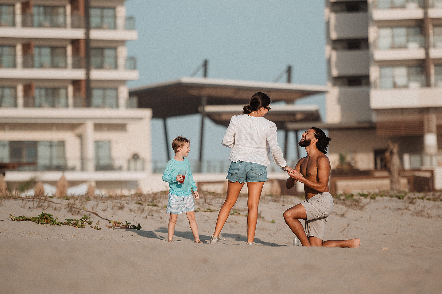Entrega de Anillo de will a Fatima en Mazatlán – Sesión de Compromiso en Playa. Una emotiva propuesta de matrimonio capturada en las hermosas playas de Mazatlán, Sinaloa. Documentamos cada instante de esta sorpresa romántica, desde el momento de la entrega del anillo hasta las expresiones de felicidad, abrazos y caminatas junto al mar. Una sesión de compromiso llena de emociones auténticas, realizada durante el atardecer para aprovechar la mejor luz natural y crear recuerdos inolvidables.