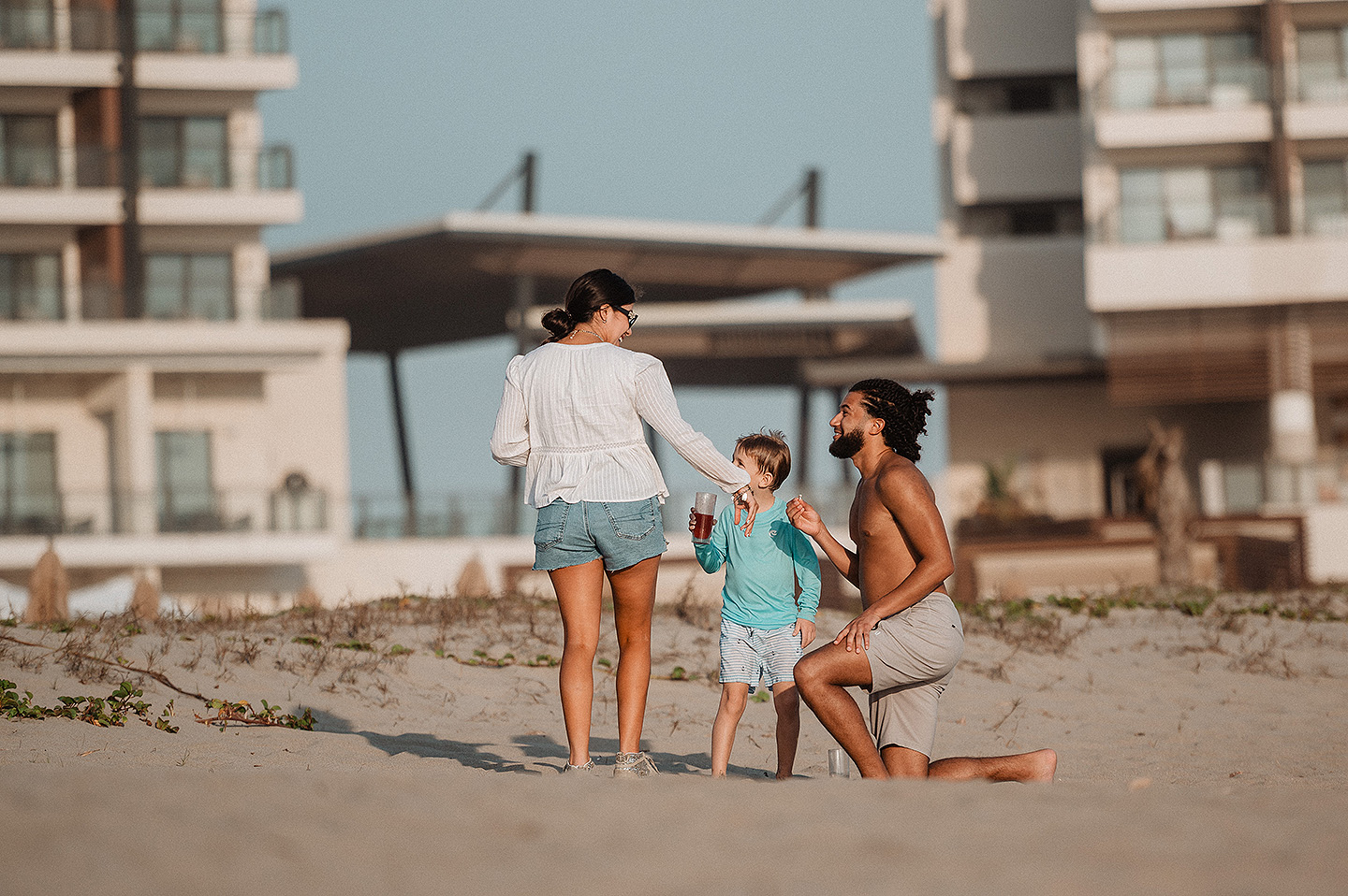 Entrega de Anillo de will a Fatima en Mazatlán – Sesión de Compromiso en Playa. Una emotiva propuesta de matrimonio capturada en las hermosas playas de Mazatlán, Sinaloa. Documentamos cada instante de esta sorpresa romántica, desde el momento de la entrega del anillo hasta las expresiones de felicidad, abrazos y caminatas junto al mar. Una sesión de compromiso llena de emociones auténticas, realizada durante el atardecer para aprovechar la mejor luz natural y crear recuerdos inolvidables.