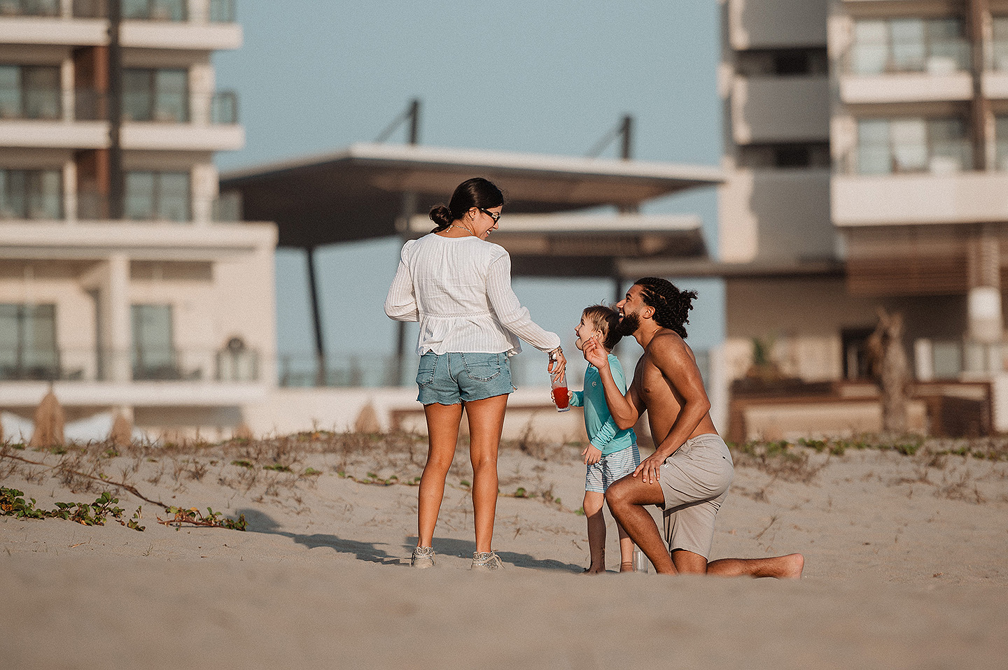 Entrega de Anillo de will a Fatima en Mazatlán – Sesión de Compromiso en Playa. Una emotiva propuesta de matrimonio capturada en las hermosas playas de Mazatlán, Sinaloa. Documentamos cada instante de esta sorpresa romántica, desde el momento de la entrega del anillo hasta las expresiones de felicidad, abrazos y caminatas junto al mar. Una sesión de compromiso llena de emociones auténticas, realizada durante el atardecer para aprovechar la mejor luz natural y crear recuerdos inolvidables.