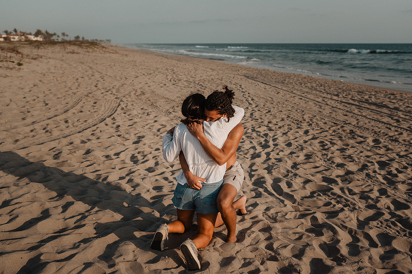 Entrega de Anillo de will a Fatima en Mazatlán – Sesión de Compromiso en Playa. Una emotiva propuesta de matrimonio capturada en las hermosas playas de Mazatlán, Sinaloa. Documentamos cada instante de esta sorpresa romántica, desde el momento de la entrega del anillo hasta las expresiones de felicidad, abrazos y caminatas junto al mar. Una sesión de compromiso llena de emociones auténticas, realizada durante el atardecer para aprovechar la mejor luz natural y crear recuerdos inolvidables.