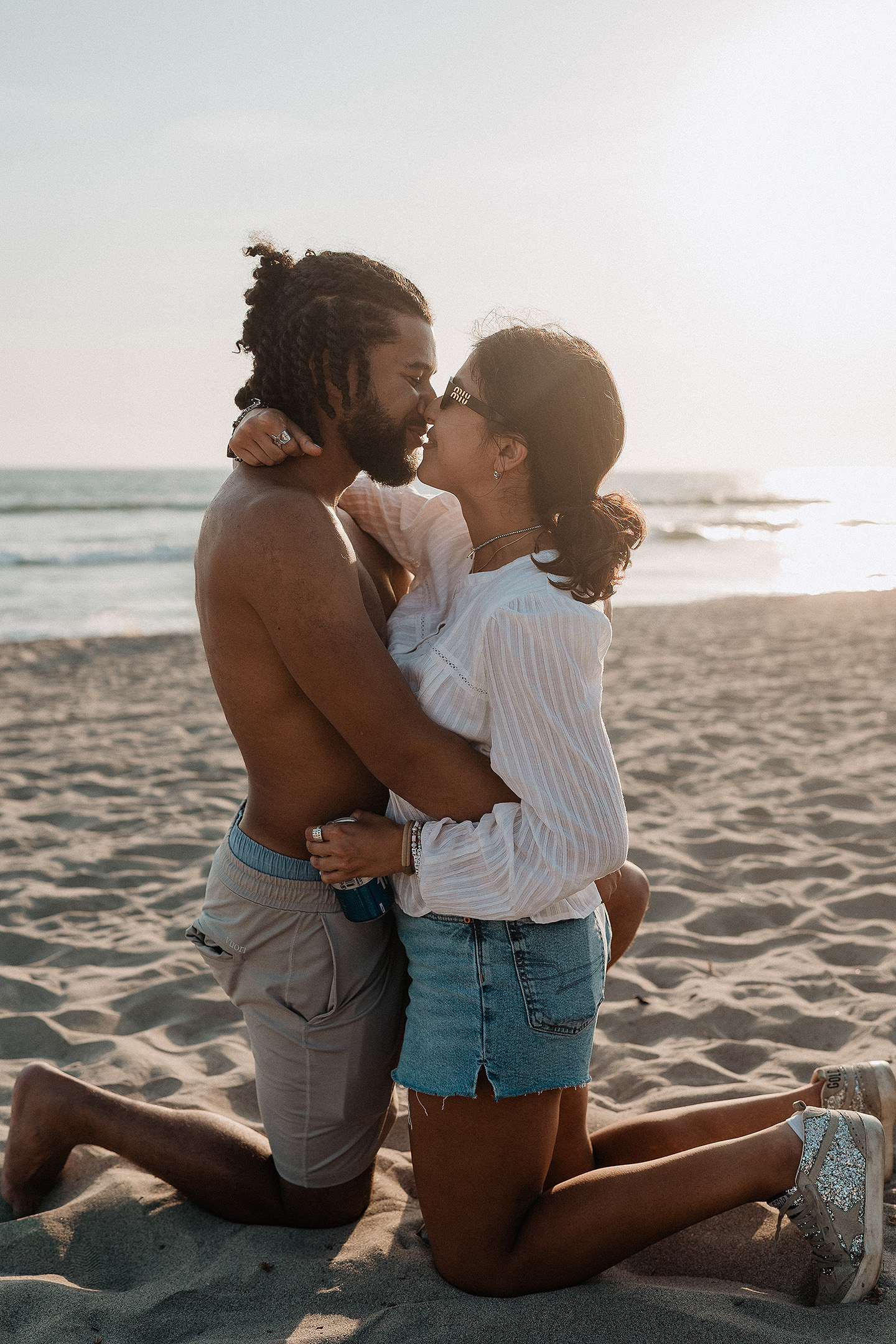 Entrega de Anillo de will a Fatima en Mazatlán – Sesión de Compromiso en Playa. Una emotiva propuesta de matrimonio capturada en las hermosas playas de Mazatlán, Sinaloa. Documentamos cada instante de esta sorpresa romántica, desde el momento de la entrega del anillo hasta las expresiones de felicidad, abrazos y caminatas junto al mar. Una sesión de compromiso llena de emociones auténticas, realizada durante el atardecer para aprovechar la mejor luz natural y crear recuerdos inolvidables.