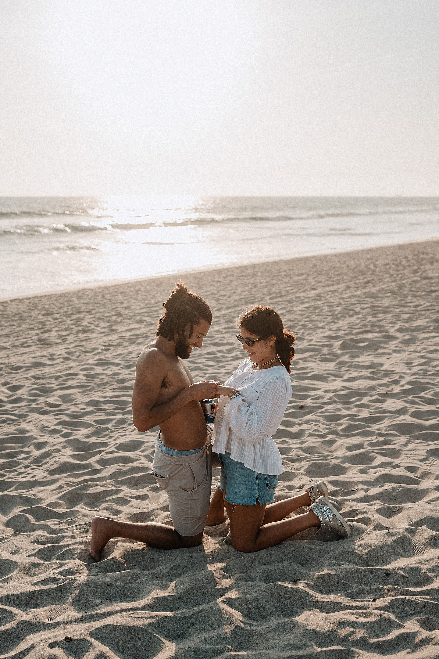 Entrega de Anillo de will a Fatima en Mazatlán – Sesión de Compromiso en Playa. Una emotiva propuesta de matrimonio capturada en las hermosas playas de Mazatlán, Sinaloa. Documentamos cada instante de esta sorpresa romántica, desde el momento de la entrega del anillo hasta las expresiones de felicidad, abrazos y caminatas junto al mar. Una sesión de compromiso llena de emociones auténticas, realizada durante el atardecer para aprovechar la mejor luz natural y crear recuerdos inolvidables.