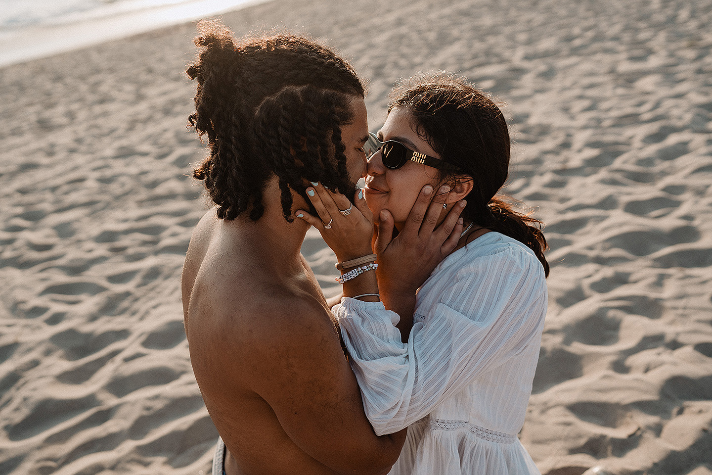 Entrega de Anillo de will a Fatima en Mazatlán – Sesión de Compromiso en Playa. Una emotiva propuesta de matrimonio capturada en las hermosas playas de Mazatlán, Sinaloa. Documentamos cada instante de esta sorpresa romántica, desde el momento de la entrega del anillo hasta las expresiones de felicidad, abrazos y caminatas junto al mar. Una sesión de compromiso llena de emociones auténticas, realizada durante el atardecer para aprovechar la mejor luz natural y crear recuerdos inolvidables.