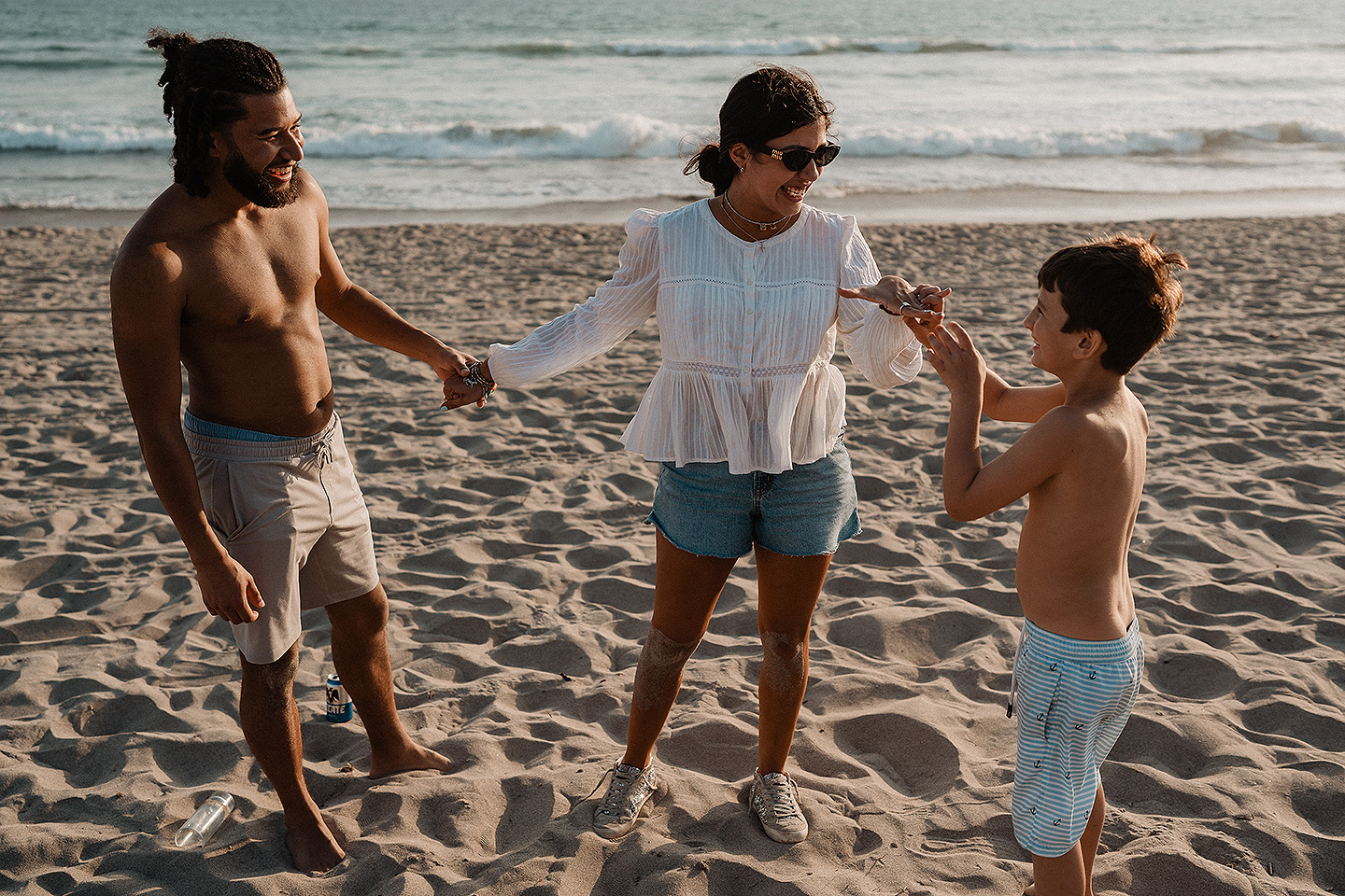 Entrega de Anillo de will a Fatima en Mazatlán – Sesión de Compromiso en Playa. Una emotiva propuesta de matrimonio capturada en las hermosas playas de Mazatlán, Sinaloa. Documentamos cada instante de esta sorpresa romántica, desde el momento de la entrega del anillo hasta las expresiones de felicidad, abrazos y caminatas junto al mar. Una sesión de compromiso llena de emociones auténticas, realizada durante el atardecer para aprovechar la mejor luz natural y crear recuerdos inolvidables.