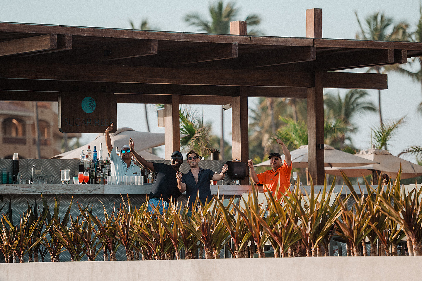 Entrega de Anillo de will a Fatima en Mazatlán – Sesión de Compromiso en Playa. Una emotiva propuesta de matrimonio capturada en las hermosas playas de Mazatlán, Sinaloa. Documentamos cada instante de esta sorpresa romántica, desde el momento de la entrega del anillo hasta las expresiones de felicidad, abrazos y caminatas junto al mar. Una sesión de compromiso llena de emociones auténticas, realizada durante el atardecer para aprovechar la mejor luz natural y crear recuerdos inolvidables.