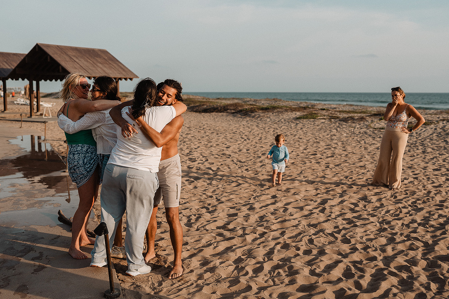 Entrega de Anillo de will a Fatima en Mazatlán – Sesión de Compromiso en Playa. Una emotiva propuesta de matrimonio capturada en las hermosas playas de Mazatlán, Sinaloa. Documentamos cada instante de esta sorpresa romántica, desde el momento de la entrega del anillo hasta las expresiones de felicidad, abrazos y caminatas junto al mar. Una sesión de compromiso llena de emociones auténticas, realizada durante el atardecer para aprovechar la mejor luz natural y crear recuerdos inolvidables.