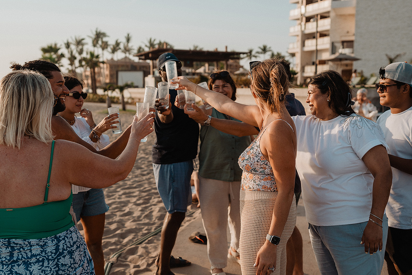 Entrega de Anillo de will a Fatima en Mazatlán – Sesión de Compromiso en Playa. Una emotiva propuesta de matrimonio capturada en las hermosas playas de Mazatlán, Sinaloa. Documentamos cada instante de esta sorpresa romántica, desde el momento de la entrega del anillo hasta las expresiones de felicidad, abrazos y caminatas junto al mar. Una sesión de compromiso llena de emociones auténticas, realizada durante el atardecer para aprovechar la mejor luz natural y crear recuerdos inolvidables.