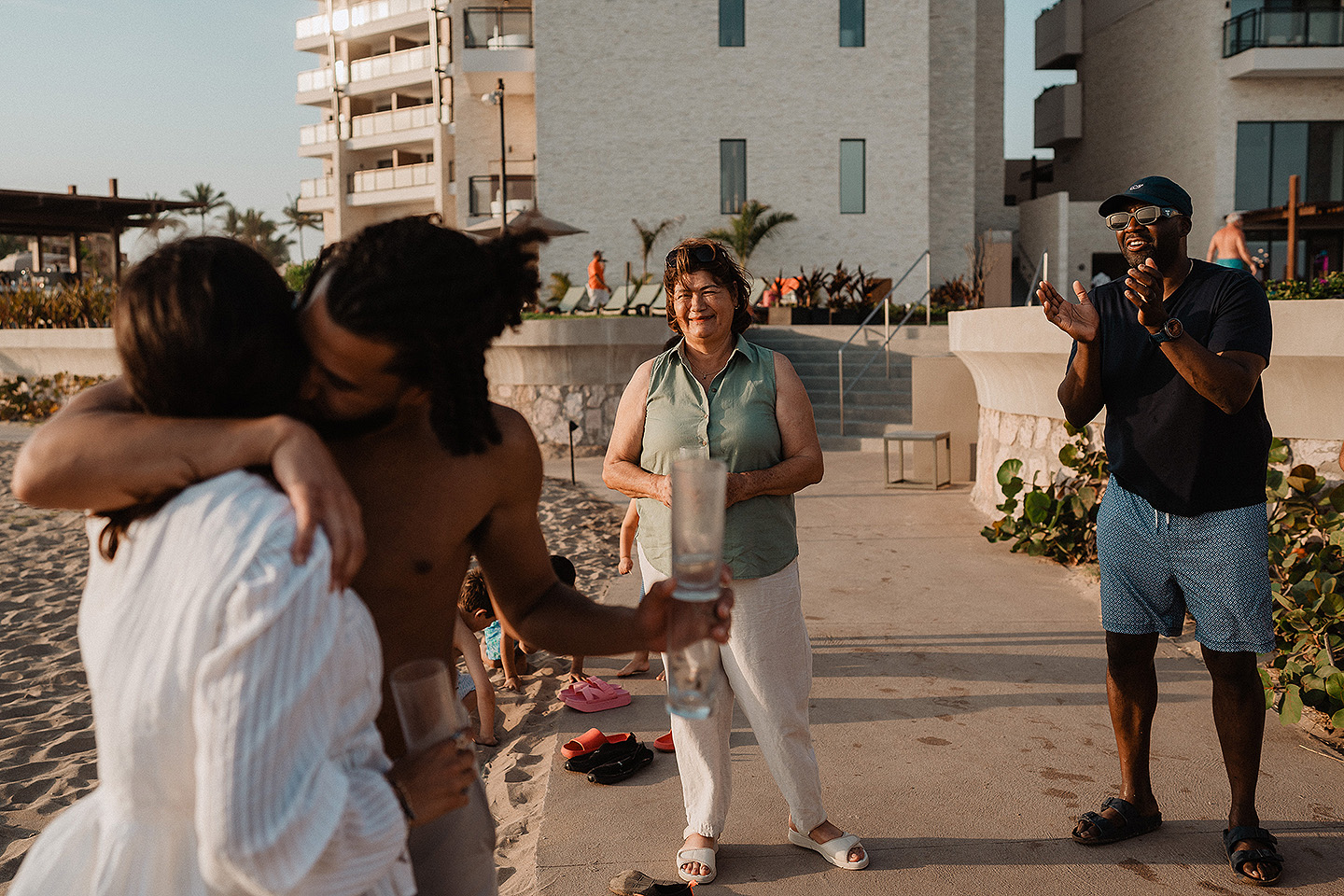 Entrega de Anillo de will a Fatima en Mazatlán – Sesión de Compromiso en Playa. Una emotiva propuesta de matrimonio capturada en las hermosas playas de Mazatlán, Sinaloa. Documentamos cada instante de esta sorpresa romántica, desde el momento de la entrega del anillo hasta las expresiones de felicidad, abrazos y caminatas junto al mar. Una sesión de compromiso llena de emociones auténticas, realizada durante el atardecer para aprovechar la mejor luz natural y crear recuerdos inolvidables.