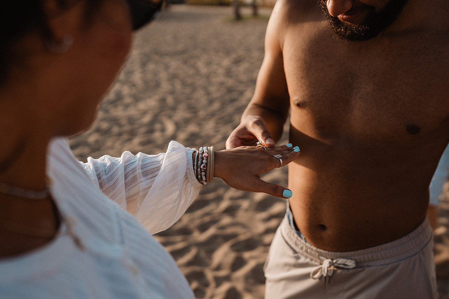 Entrega de Anillo de will a Fatima en Mazatlán – Sesión de Compromiso en Playa. Una emotiva propuesta de matrimonio capturada en las hermosas playas de Mazatlán, Sinaloa. Documentamos cada instante de esta sorpresa romántica, desde el momento de la entrega del anillo hasta las expresiones de felicidad, abrazos y caminatas junto al mar. Una sesión de compromiso llena de emociones auténticas, realizada durante el atardecer para aprovechar la mejor luz natural y crear recuerdos inolvidables.