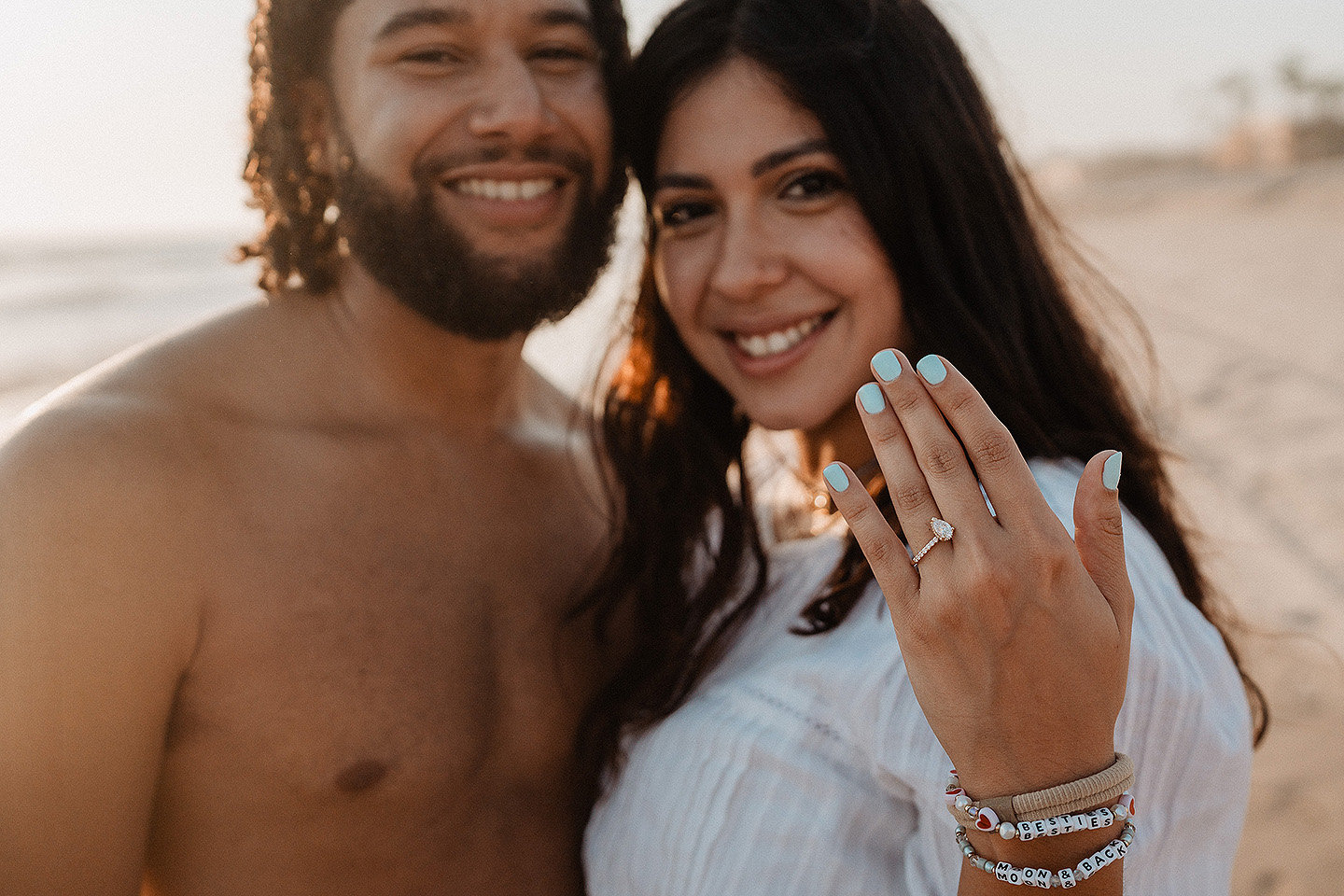 Entrega de Anillo de will a Fatima en Mazatlán – Sesión de Compromiso en Playa. Una emotiva propuesta de matrimonio capturada en las hermosas playas de Mazatlán, Sinaloa. Documentamos cada instante de esta sorpresa romántica, desde el momento de la entrega del anillo hasta las expresiones de felicidad, abrazos y caminatas junto al mar. Una sesión de compromiso llena de emociones auténticas, realizada durante el atardecer para aprovechar la mejor luz natural y crear recuerdos inolvidables.