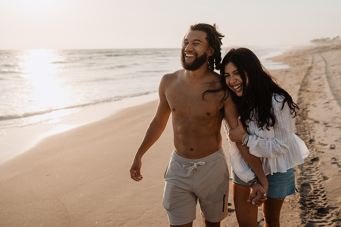 Entrega de Anillo de will a Fatima en Mazatlán – Sesión de Compromiso en Playa. Una emotiva propuesta de matrimonio capturada en las hermosas playas de Mazatlán, Sinaloa. Documentamos cada instante de esta sorpresa romántica, desde el momento de la entrega del anillo hasta las expresiones de felicidad, abrazos y caminatas junto al mar. Una sesión de compromiso llena de emociones auténticas, realizada durante el atardecer para aprovechar la mejor luz natural y crear recuerdos inolvidables.