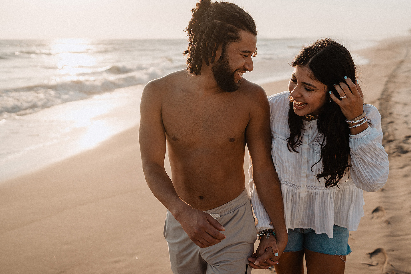 Entrega de Anillo de will a Fatima en Mazatlán – Sesión de Compromiso en Playa. Una emotiva propuesta de matrimonio capturada en las hermosas playas de Mazatlán, Sinaloa. Documentamos cada instante de esta sorpresa romántica, desde el momento de la entrega del anillo hasta las expresiones de felicidad, abrazos y caminatas junto al mar. Una sesión de compromiso llena de emociones auténticas, realizada durante el atardecer para aprovechar la mejor luz natural y crear recuerdos inolvidables.
