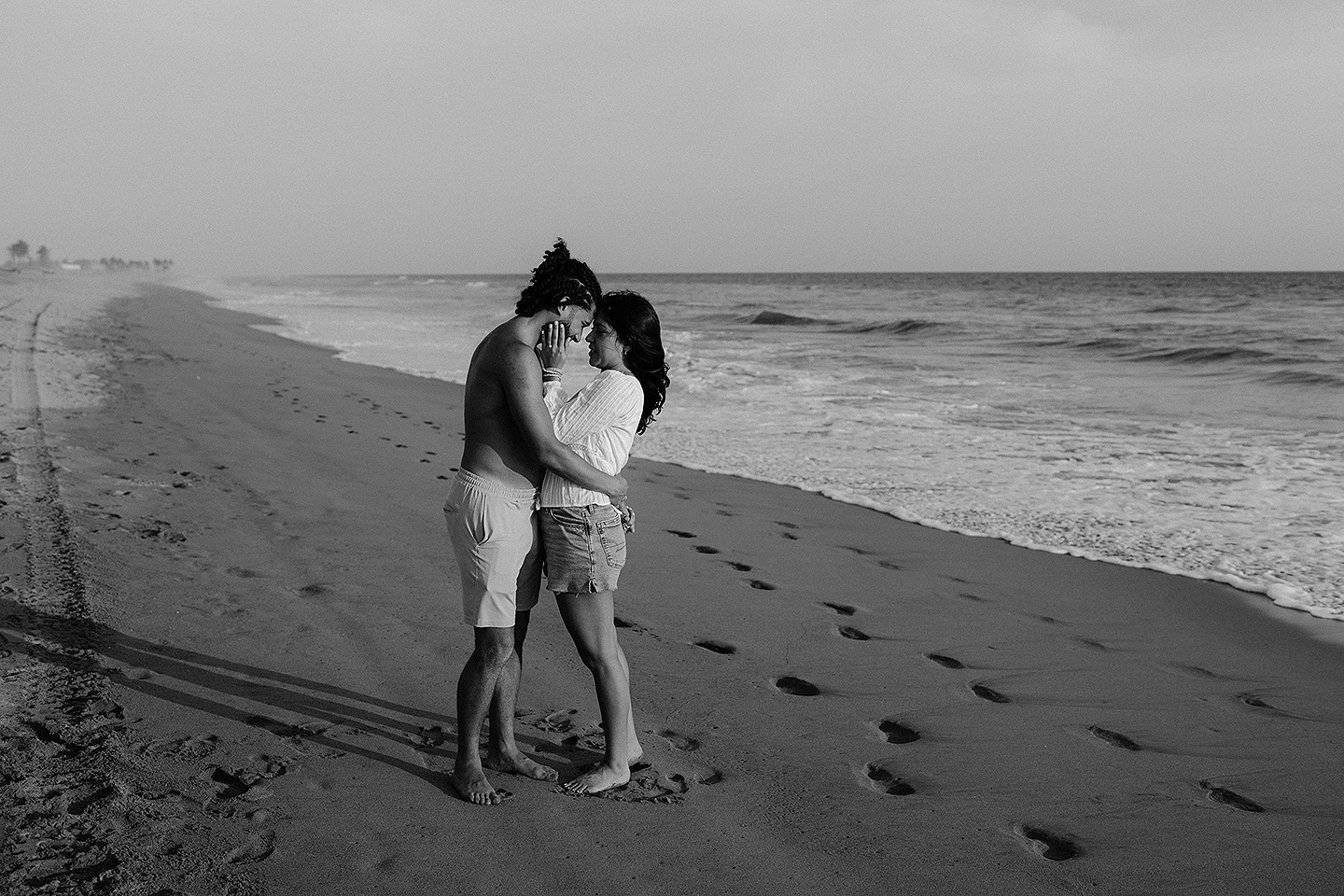 Entrega de Anillo de will a Fatima en Mazatlán – Sesión de Compromiso en Playa. Una emotiva propuesta de matrimonio capturada en las hermosas playas de Mazatlán, Sinaloa. Documentamos cada instante de esta sorpresa romántica, desde el momento de la entrega del anillo hasta las expresiones de felicidad, abrazos y caminatas junto al mar. Una sesión de compromiso llena de emociones auténticas, realizada durante el atardecer para aprovechar la mejor luz natural y crear recuerdos inolvidables.