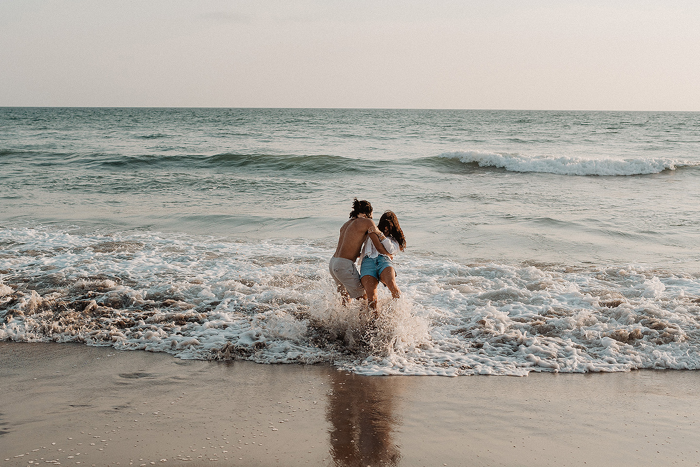 Entrega de Anillo de will a Fatima en Mazatlán – Sesión de Compromiso en Playa. Una emotiva propuesta de matrimonio capturada en las hermosas playas de Mazatlán, Sinaloa. Documentamos cada instante de esta sorpresa romántica, desde el momento de la entrega del anillo hasta las expresiones de felicidad, abrazos y caminatas junto al mar. Una sesión de compromiso llena de emociones auténticas, realizada durante el atardecer para aprovechar la mejor luz natural y crear recuerdos inolvidables.