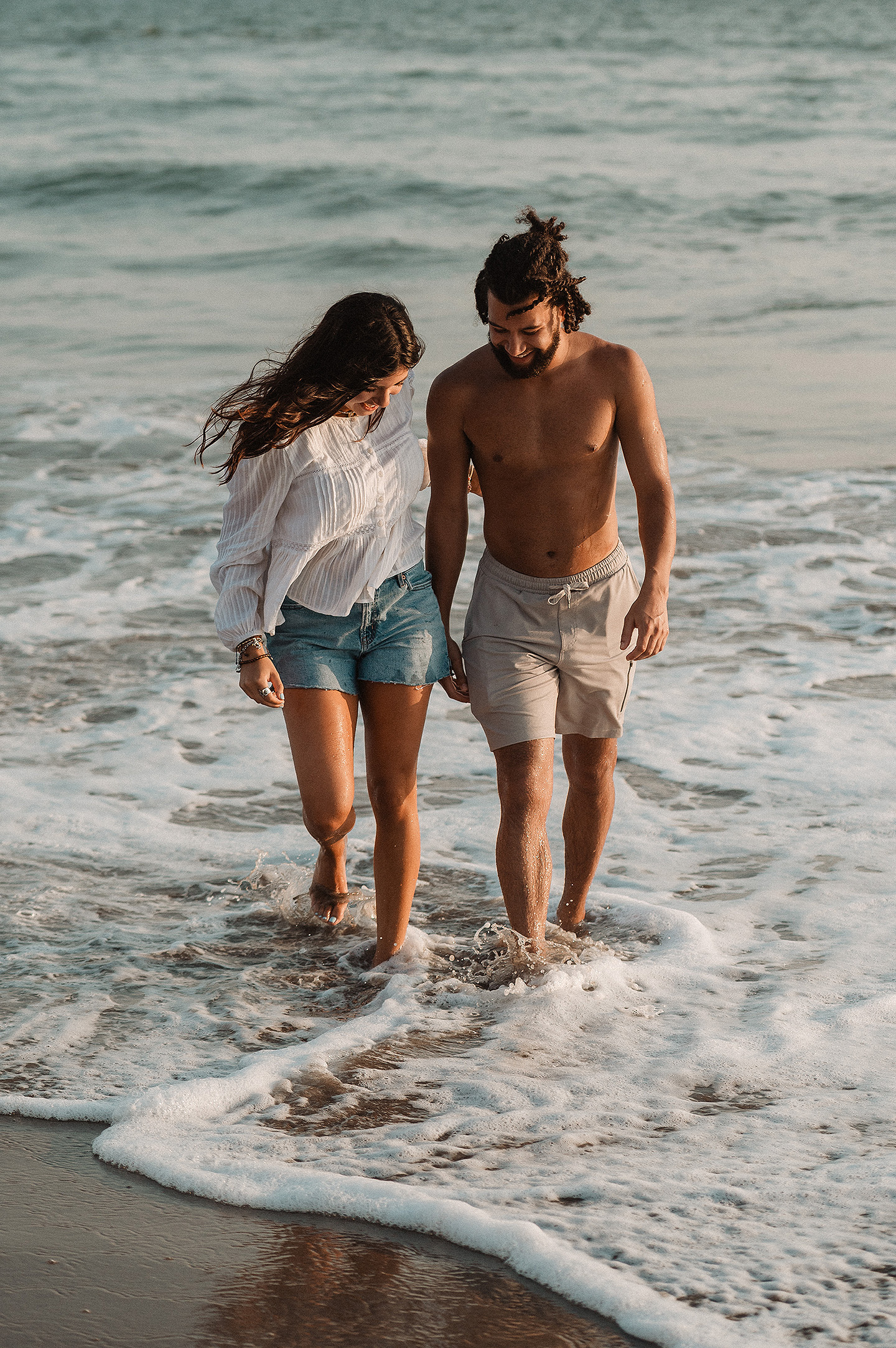Entrega de Anillo de will a Fatima en Mazatlán – Sesión de Compromiso en Playa. Una emotiva propuesta de matrimonio capturada en las hermosas playas de Mazatlán, Sinaloa. Documentamos cada instante de esta sorpresa romántica, desde el momento de la entrega del anillo hasta las expresiones de felicidad, abrazos y caminatas junto al mar. Una sesión de compromiso llena de emociones auténticas, realizada durante el atardecer para aprovechar la mejor luz natural y crear recuerdos inolvidables.