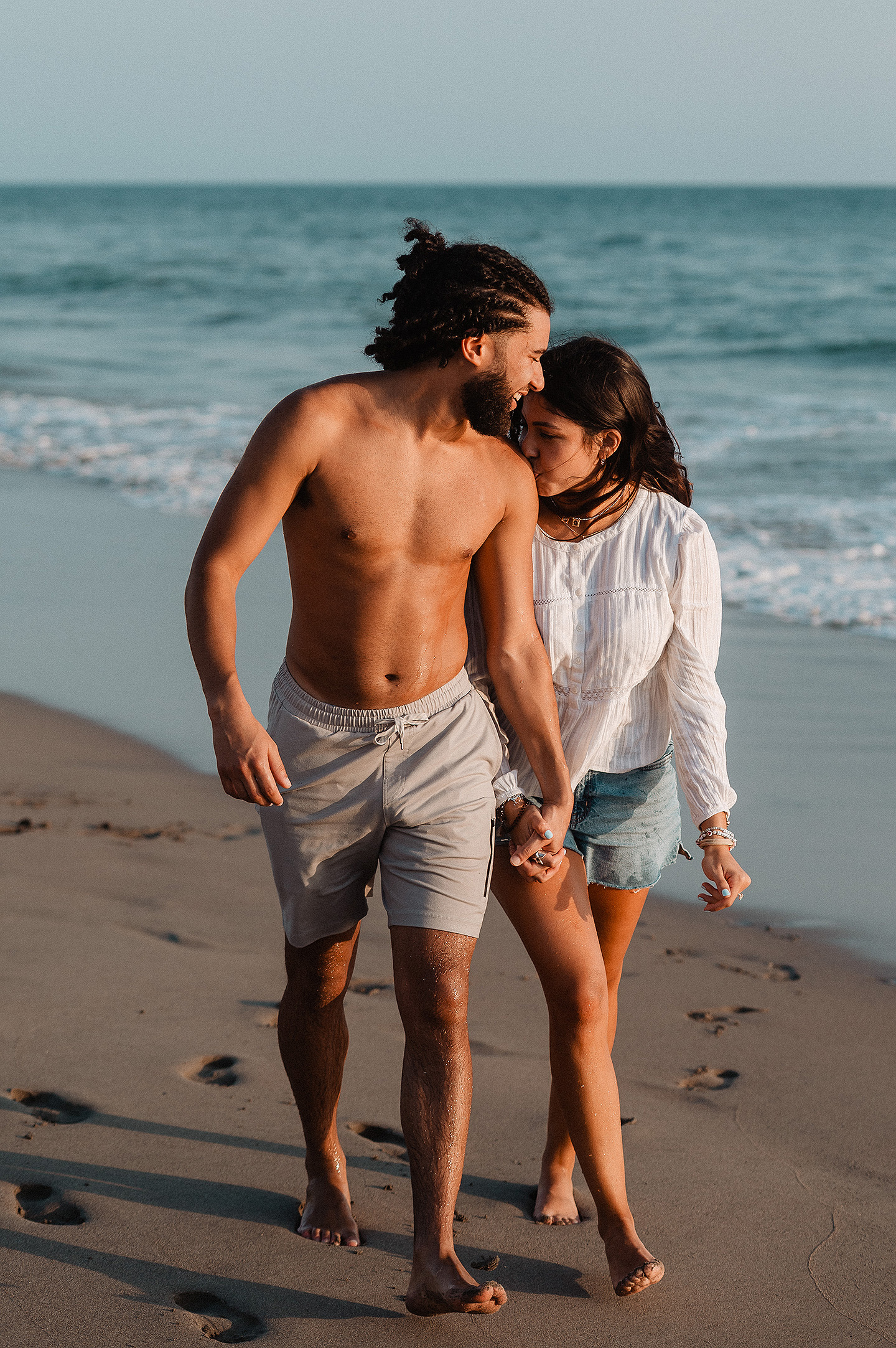 Entrega de Anillo de will a Fatima en Mazatlán – Sesión de Compromiso en Playa. Una emotiva propuesta de matrimonio capturada en las hermosas playas de Mazatlán, Sinaloa. Documentamos cada instante de esta sorpresa romántica, desde el momento de la entrega del anillo hasta las expresiones de felicidad, abrazos y caminatas junto al mar. Una sesión de compromiso llena de emociones auténticas, realizada durante el atardecer para aprovechar la mejor luz natural y crear recuerdos inolvidables.