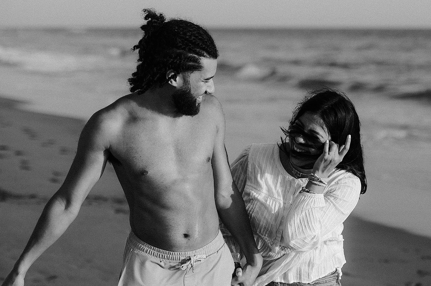 Entrega de Anillo de will a Fatima en Mazatlán – Sesión de Compromiso en Playa. Una emotiva propuesta de matrimonio capturada en las hermosas playas de Mazatlán, Sinaloa. Documentamos cada instante de esta sorpresa romántica, desde el momento de la entrega del anillo hasta las expresiones de felicidad, abrazos y caminatas junto al mar. Una sesión de compromiso llena de emociones auténticas, realizada durante el atardecer para aprovechar la mejor luz natural y crear recuerdos inolvidables.