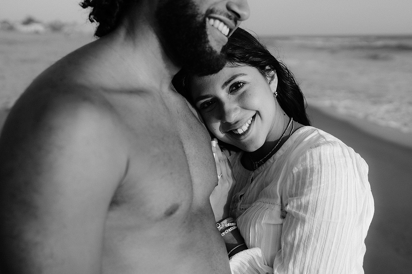 Entrega de Anillo de will a Fatima en Mazatlán – Sesión de Compromiso en Playa. Una emotiva propuesta de matrimonio capturada en las hermosas playas de Mazatlán, Sinaloa. Documentamos cada instante de esta sorpresa romántica, desde el momento de la entrega del anillo hasta las expresiones de felicidad, abrazos y caminatas junto al mar. Una sesión de compromiso llena de emociones auténticas, realizada durante el atardecer para aprovechar la mejor luz natural y crear recuerdos inolvidables.