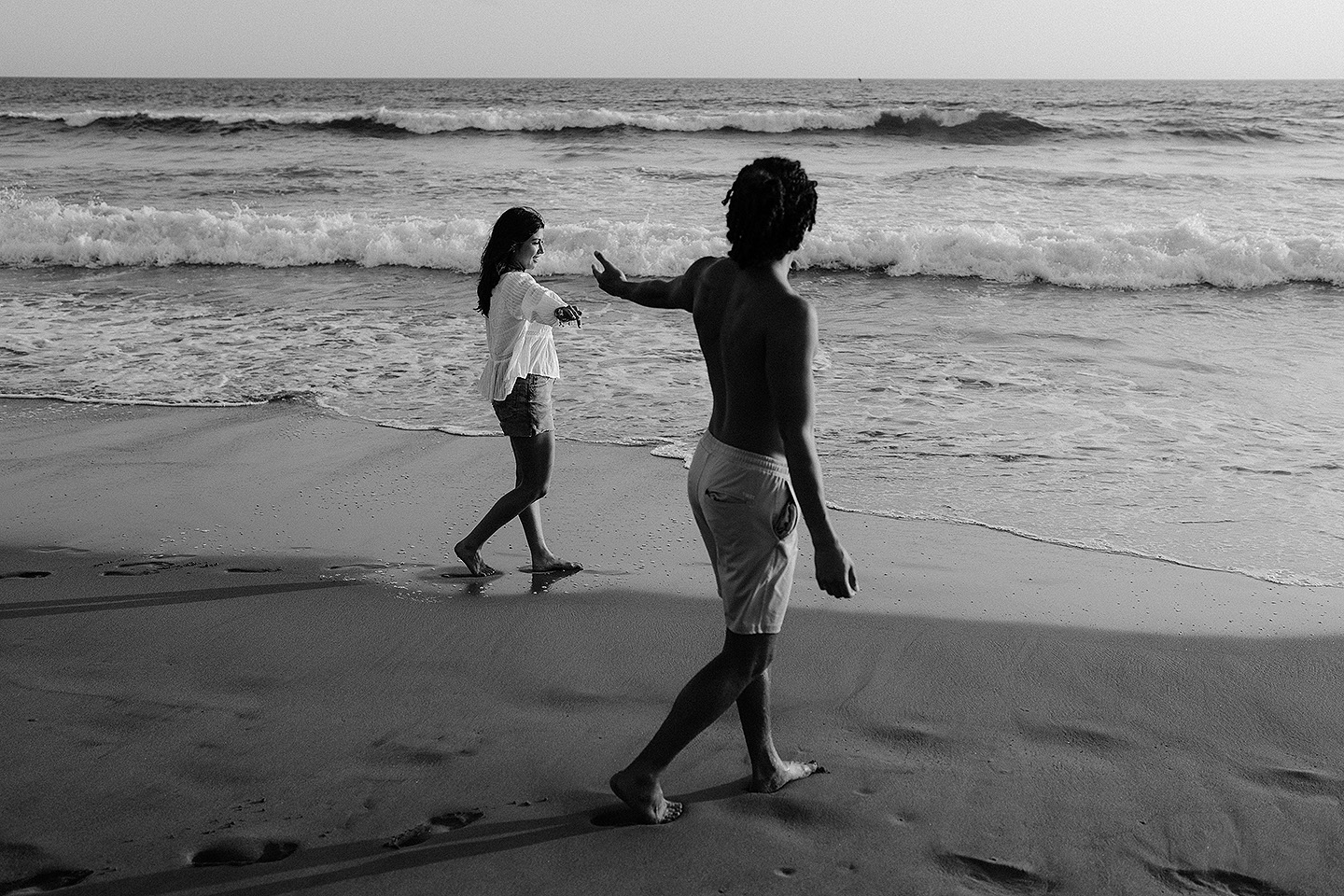 Entrega de Anillo de will a Fatima en Mazatlán – Sesión de Compromiso en Playa. Una emotiva propuesta de matrimonio capturada en las hermosas playas de Mazatlán, Sinaloa. Documentamos cada instante de esta sorpresa romántica, desde el momento de la entrega del anillo hasta las expresiones de felicidad, abrazos y caminatas junto al mar. Una sesión de compromiso llena de emociones auténticas, realizada durante el atardecer para aprovechar la mejor luz natural y crear recuerdos inolvidables.