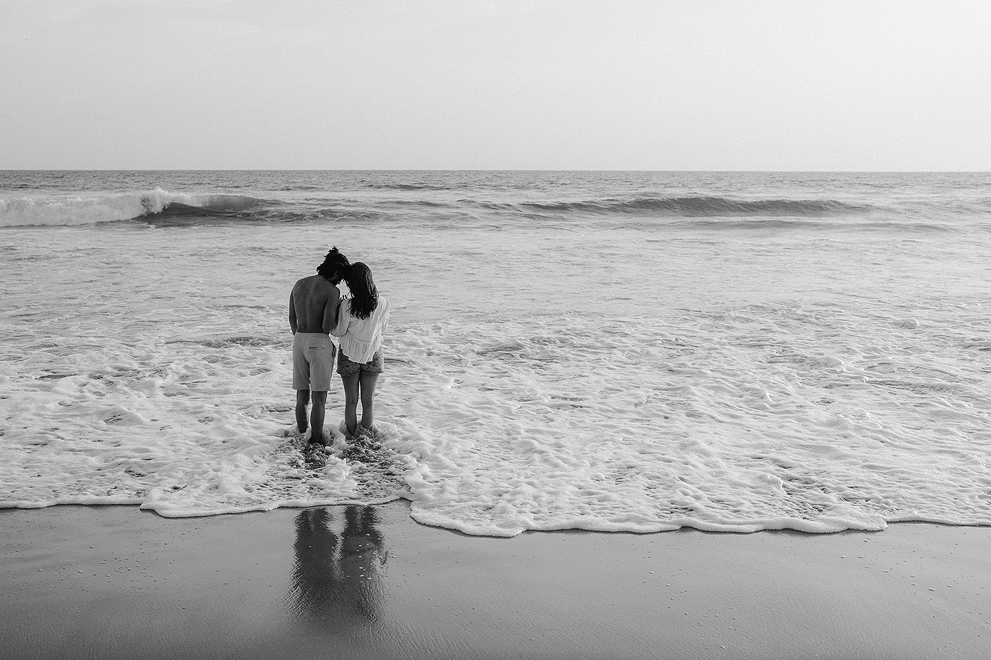 Entrega de Anillo de will a Fatima en Mazatlán – Sesión de Compromiso en Playa. Una emotiva propuesta de matrimonio capturada en las hermosas playas de Mazatlán, Sinaloa. Documentamos cada instante de esta sorpresa romántica, desde el momento de la entrega del anillo hasta las expresiones de felicidad, abrazos y caminatas junto al mar. Una sesión de compromiso llena de emociones auténticas, realizada durante el atardecer para aprovechar la mejor luz natural y crear recuerdos inolvidables.