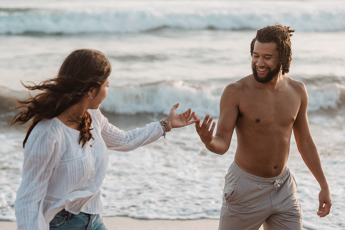 Entrega de Anillo de will a Fatima en Mazatlán – Sesión de Compromiso en Playa. Una emotiva propuesta de matrimonio capturada en las hermosas playas de Mazatlán, Sinaloa. Documentamos cada instante de esta sorpresa romántica, desde el momento de la entrega del anillo hasta las expresiones de felicidad, abrazos y caminatas junto al mar. Una sesión de compromiso llena de emociones auténticas, realizada durante el atardecer para aprovechar la mejor luz natural y crear recuerdos inolvidables.
