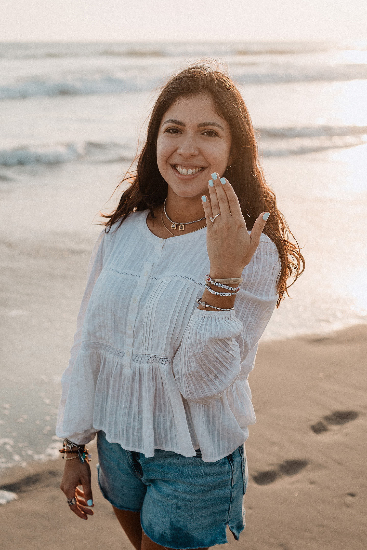 Entrega de Anillo de will a Fatima en Mazatlán – Sesión de Compromiso en Playa. Una emotiva propuesta de matrimonio capturada en las hermosas playas de Mazatlán, Sinaloa. Documentamos cada instante de esta sorpresa romántica, desde el momento de la entrega del anillo hasta las expresiones de felicidad, abrazos y caminatas junto al mar. Una sesión de compromiso llena de emociones auténticas, realizada durante el atardecer para aprovechar la mejor luz natural y crear recuerdos inolvidables.