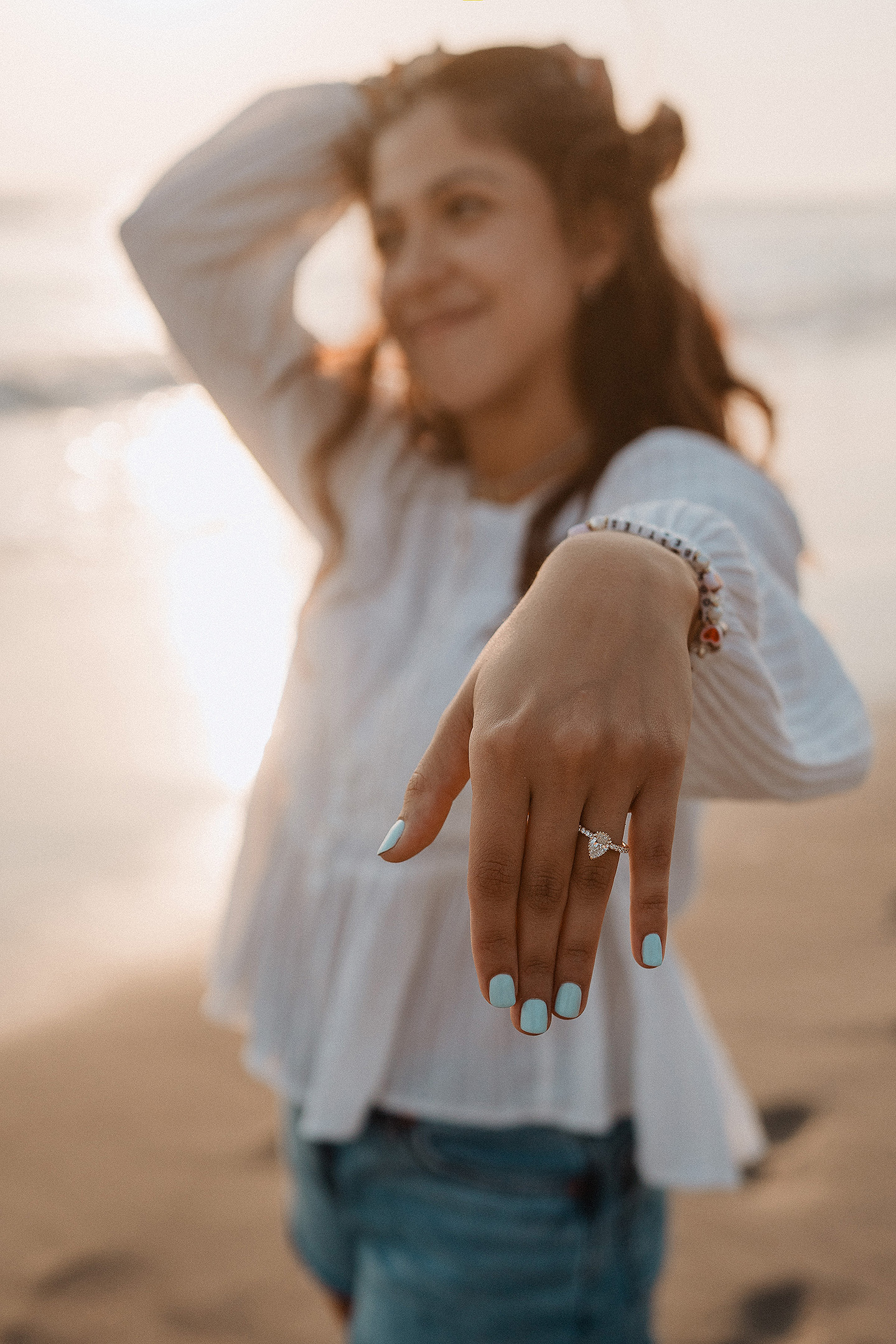 Entrega de Anillo de will a Fatima en Mazatlán – Sesión de Compromiso en Playa. Una emotiva propuesta de matrimonio capturada en las hermosas playas de Mazatlán, Sinaloa. Documentamos cada instante de esta sorpresa romántica, desde el momento de la entrega del anillo hasta las expresiones de felicidad, abrazos y caminatas junto al mar. Una sesión de compromiso llena de emociones auténticas, realizada durante el atardecer para aprovechar la mejor luz natural y crear recuerdos inolvidables.