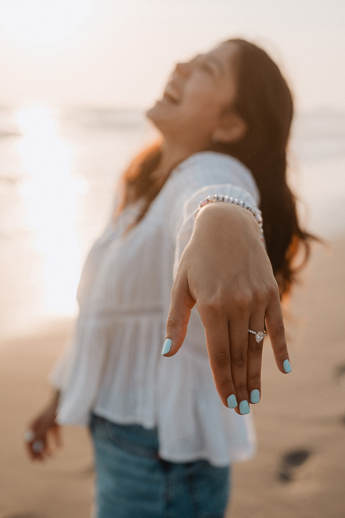 Entrega de Anillo de will a Fatima en Mazatlán – Sesión de Compromiso en Playa. Una emotiva propuesta de matrimonio capturada en las hermosas playas de Mazatlán, Sinaloa. Documentamos cada instante de esta sorpresa romántica, desde el momento de la entrega del anillo hasta las expresiones de felicidad, abrazos y caminatas junto al mar. Una sesión de compromiso llena de emociones auténticas, realizada durante el atardecer para aprovechar la mejor luz natural y crear recuerdos inolvidables.