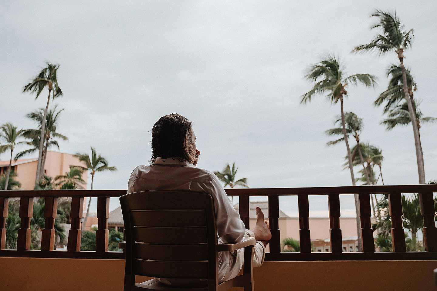 Boda de Rita y Ayden en Mazatlán – Sesión de Compromiso en Playa. Una emotiva propuesta de matrimonio capturada en las hermosas playas de Mazatlán, Sinaloa. Documentamos cada instante de esta sorpresa romántica, desde el momento de la entrega del anillo hasta las expresiones de felicidad, abrazos y caminatas junto al mar. Una sesión de compromiso llena de emociones auténticas, realizada durante el atardecer para aprovechar la mejor luz natural y crear recuerdos inolvidables.