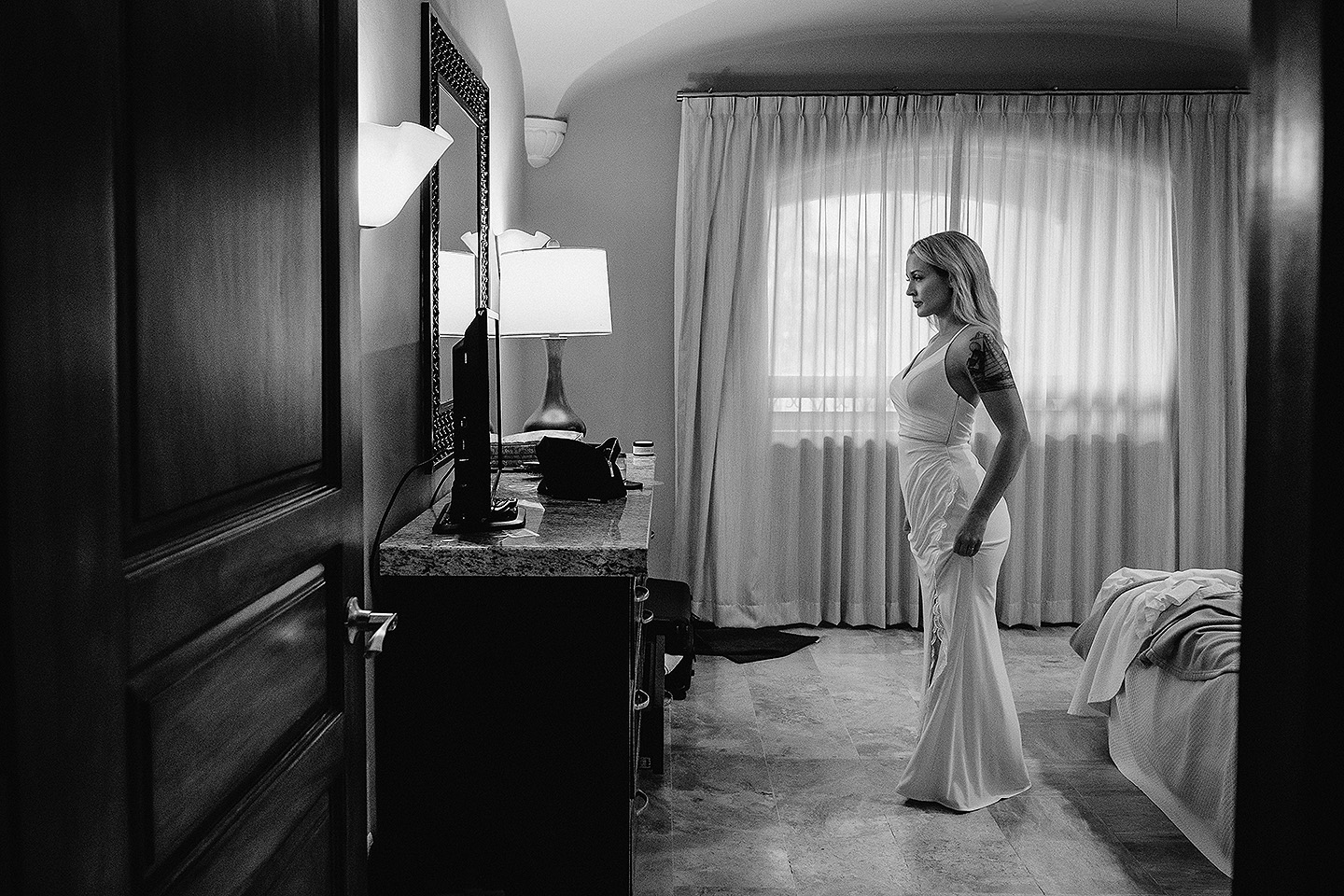 Boda de Rita y Ayden en Mazatlán – Sesión de Compromiso en Playa. Una emotiva propuesta de matrimonio capturada en las hermosas playas de Mazatlán, Sinaloa. Documentamos cada instante de esta sorpresa romántica, desde el momento de la entrega del anillo hasta las expresiones de felicidad, abrazos y caminatas junto al mar. Una sesión de compromiso llena de emociones auténticas, realizada durante el atardecer para aprovechar la mejor luz natural y crear recuerdos inolvidables.