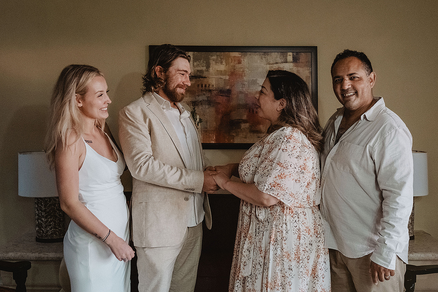 Boda de Rita y Ayden en Mazatlán – Sesión de Compromiso en Playa. Una emotiva propuesta de matrimonio capturada en las hermosas playas de Mazatlán, Sinaloa. Documentamos cada instante de esta sorpresa romántica, desde el momento de la entrega del anillo hasta las expresiones de felicidad, abrazos y caminatas junto al mar. Una sesión de compromiso llena de emociones auténticas, realizada durante el atardecer para aprovechar la mejor luz natural y crear recuerdos inolvidables.