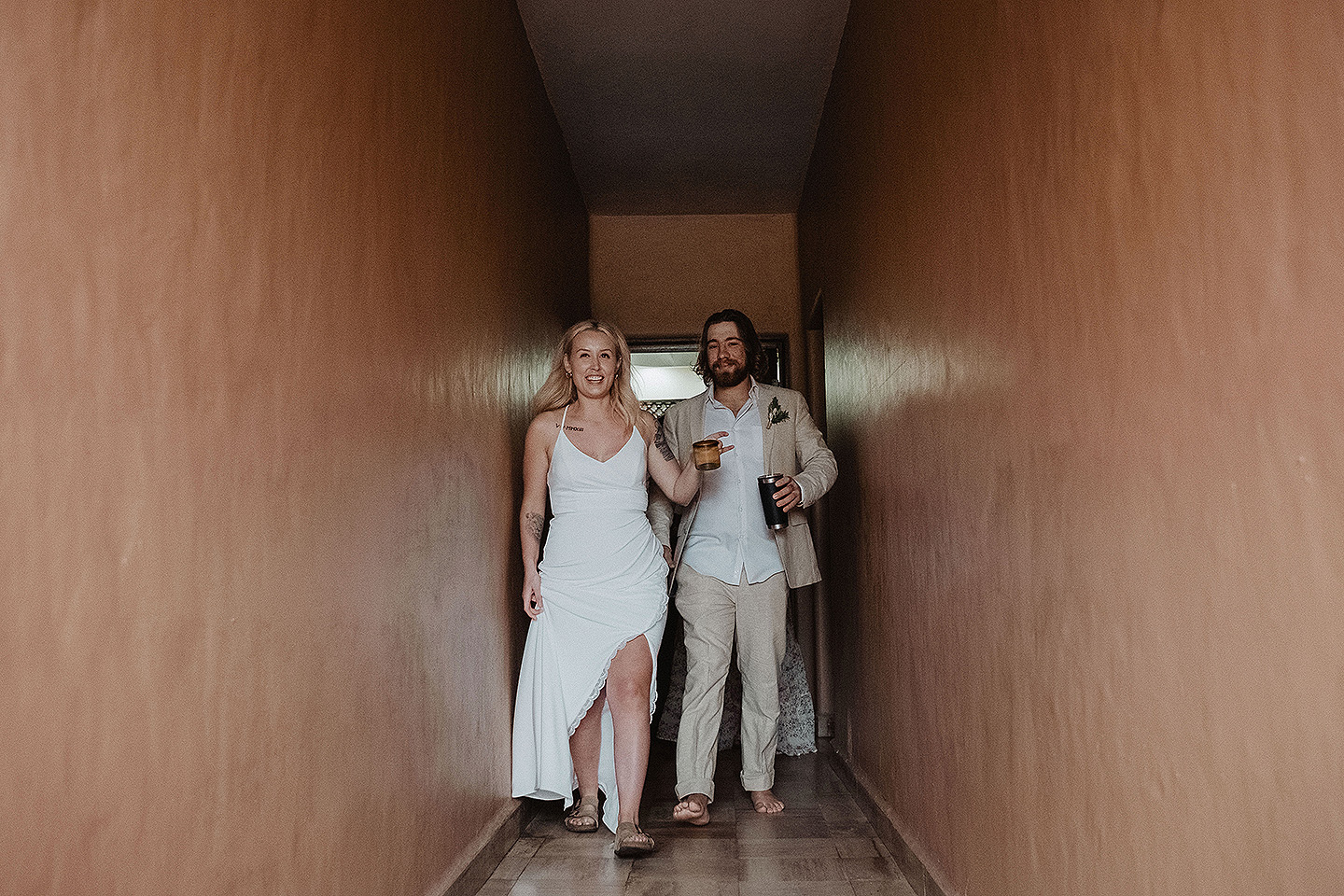 Boda de Rita y Ayden en Mazatlán – Sesión de Compromiso en Playa. Una emotiva propuesta de matrimonio capturada en las hermosas playas de Mazatlán, Sinaloa. Documentamos cada instante de esta sorpresa romántica, desde el momento de la entrega del anillo hasta las expresiones de felicidad, abrazos y caminatas junto al mar. Una sesión de compromiso llena de emociones auténticas, realizada durante el atardecer para aprovechar la mejor luz natural y crear recuerdos inolvidables.