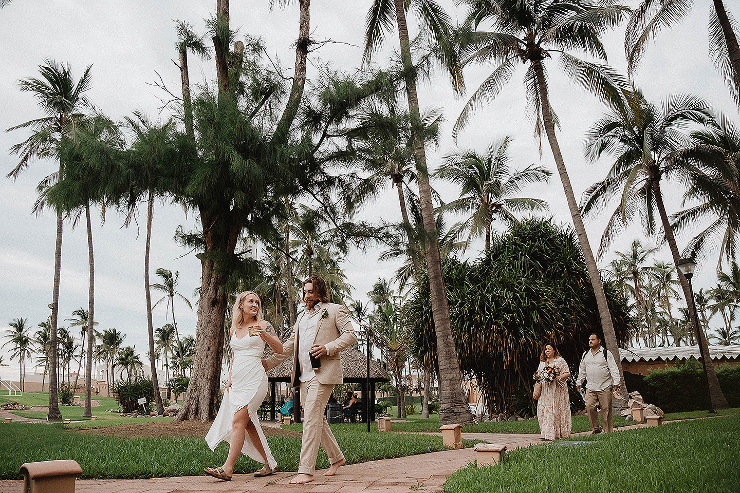 Boda de Rita y Ayden en Mazatlán – Sesión de Compromiso en Playa. Una emotiva propuesta de matrimonio capturada en las hermosas playas de Mazatlán, Sinaloa. Documentamos cada instante de esta sorpresa romántica, desde el momento de la entrega del anillo hasta las expresiones de felicidad, abrazos y caminatas junto al mar. Una sesión de compromiso llena de emociones auténticas, realizada durante el atardecer para aprovechar la mejor luz natural y crear recuerdos inolvidables.