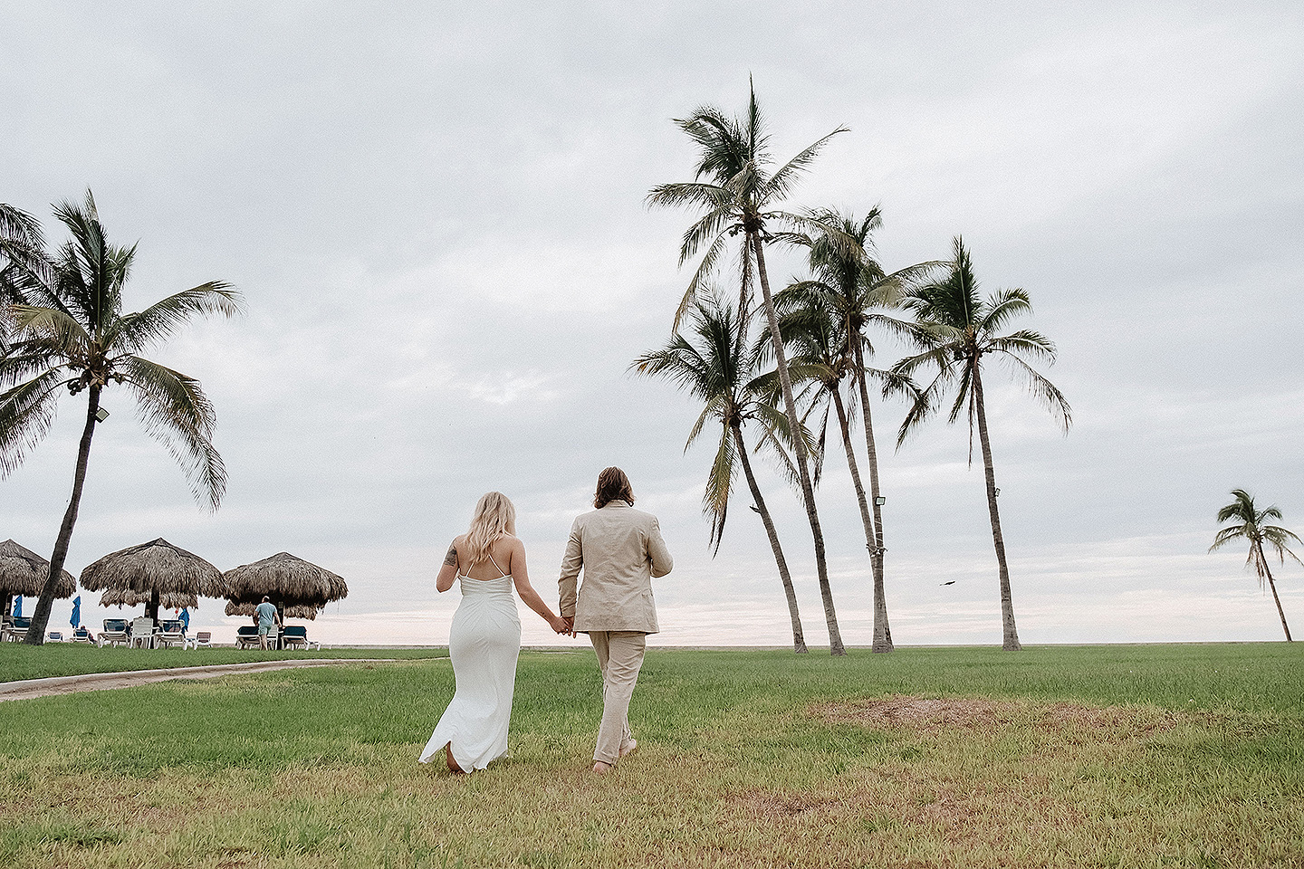 Boda de Rita y Ayden en Mazatlán – Sesión de Compromiso en Playa. Una emotiva propuesta de matrimonio capturada en las hermosas playas de Mazatlán, Sinaloa. Documentamos cada instante de esta sorpresa romántica, desde el momento de la entrega del anillo hasta las expresiones de felicidad, abrazos y caminatas junto al mar. Una sesión de compromiso llena de emociones auténticas, realizada durante el atardecer para aprovechar la mejor luz natural y crear recuerdos inolvidables.