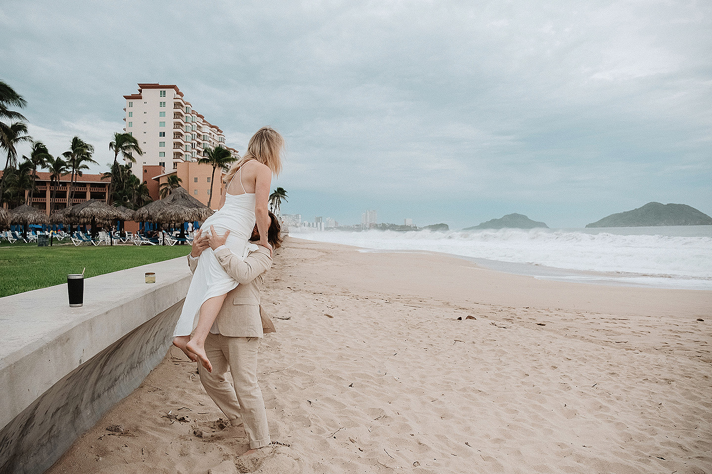 Boda de Rita y Ayden en Mazatlán – Sesión de Compromiso en Playa. Una emotiva propuesta de matrimonio capturada en las hermosas playas de Mazatlán, Sinaloa. Documentamos cada instante de esta sorpresa romántica, desde el momento de la entrega del anillo hasta las expresiones de felicidad, abrazos y caminatas junto al mar. Una sesión de compromiso llena de emociones auténticas, realizada durante el atardecer para aprovechar la mejor luz natural y crear recuerdos inolvidables.