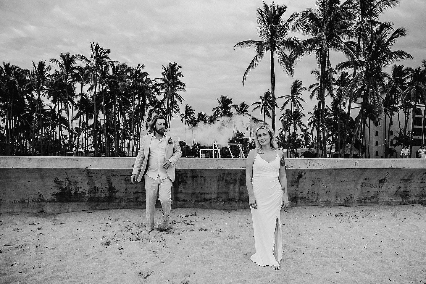 Boda de Rita y Ayden en Mazatlán – Sesión de Compromiso en Playa. Una emotiva propuesta de matrimonio capturada en las hermosas playas de Mazatlán, Sinaloa. Documentamos cada instante de esta sorpresa romántica, desde el momento de la entrega del anillo hasta las expresiones de felicidad, abrazos y caminatas junto al mar. Una sesión de compromiso llena de emociones auténticas, realizada durante el atardecer para aprovechar la mejor luz natural y crear recuerdos inolvidables.