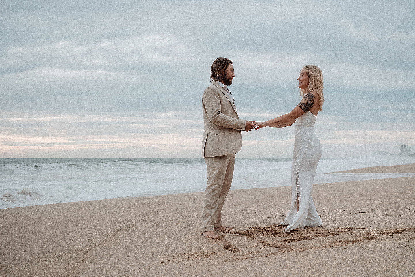 Boda de Rita y Ayden en Mazatlán – Sesión de Compromiso en Playa. Una emotiva propuesta de matrimonio capturada en las hermosas playas de Mazatlán, Sinaloa. Documentamos cada instante de esta sorpresa romántica, desde el momento de la entrega del anillo hasta las expresiones de felicidad, abrazos y caminatas junto al mar. Una sesión de compromiso llena de emociones auténticas, realizada durante el atardecer para aprovechar la mejor luz natural y crear recuerdos inolvidables.