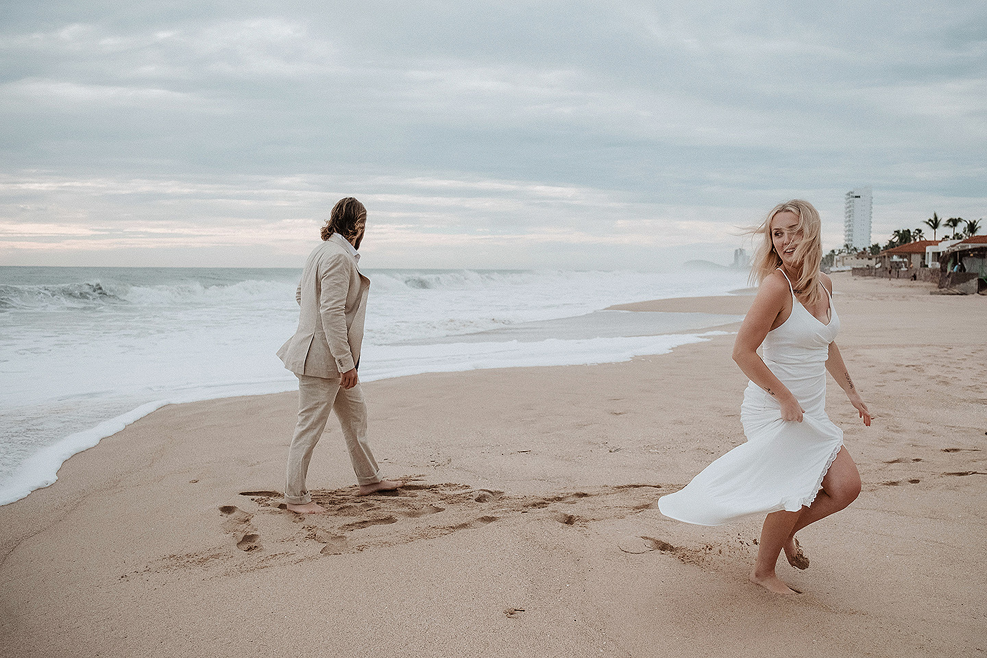 Boda de Rita y Ayden en Mazatlán – Sesión de Compromiso en Playa. Una emotiva propuesta de matrimonio capturada en las hermosas playas de Mazatlán, Sinaloa. Documentamos cada instante de esta sorpresa romántica, desde el momento de la entrega del anillo hasta las expresiones de felicidad, abrazos y caminatas junto al mar. Una sesión de compromiso llena de emociones auténticas, realizada durante el atardecer para aprovechar la mejor luz natural y crear recuerdos inolvidables.