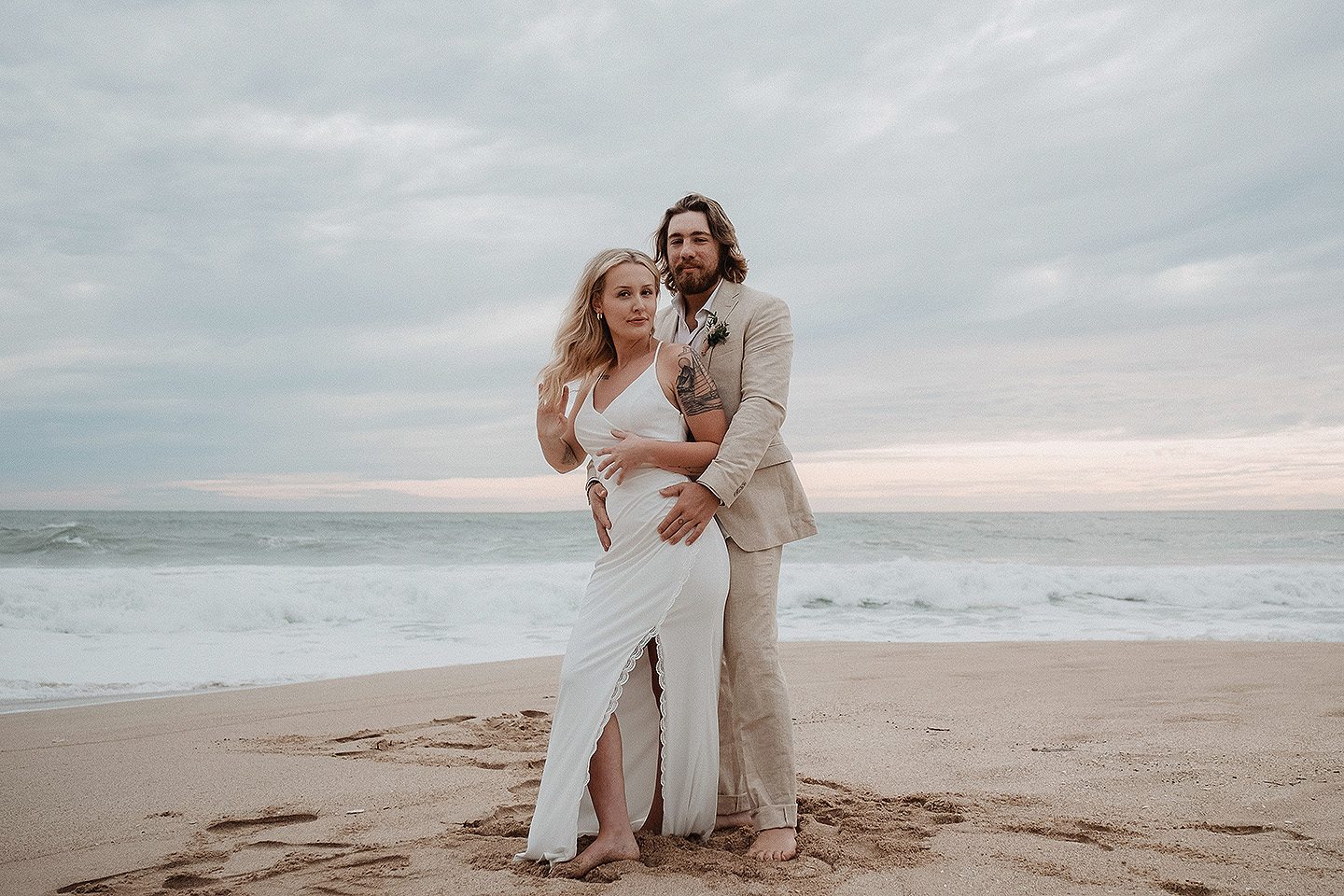 Boda de Rita y Ayden en Mazatlán – Sesión de Compromiso en Playa. Una emotiva propuesta de matrimonio capturada en las hermosas playas de Mazatlán, Sinaloa. Documentamos cada instante de esta sorpresa romántica, desde el momento de la entrega del anillo hasta las expresiones de felicidad, abrazos y caminatas junto al mar. Una sesión de compromiso llena de emociones auténticas, realizada durante el atardecer para aprovechar la mejor luz natural y crear recuerdos inolvidables.