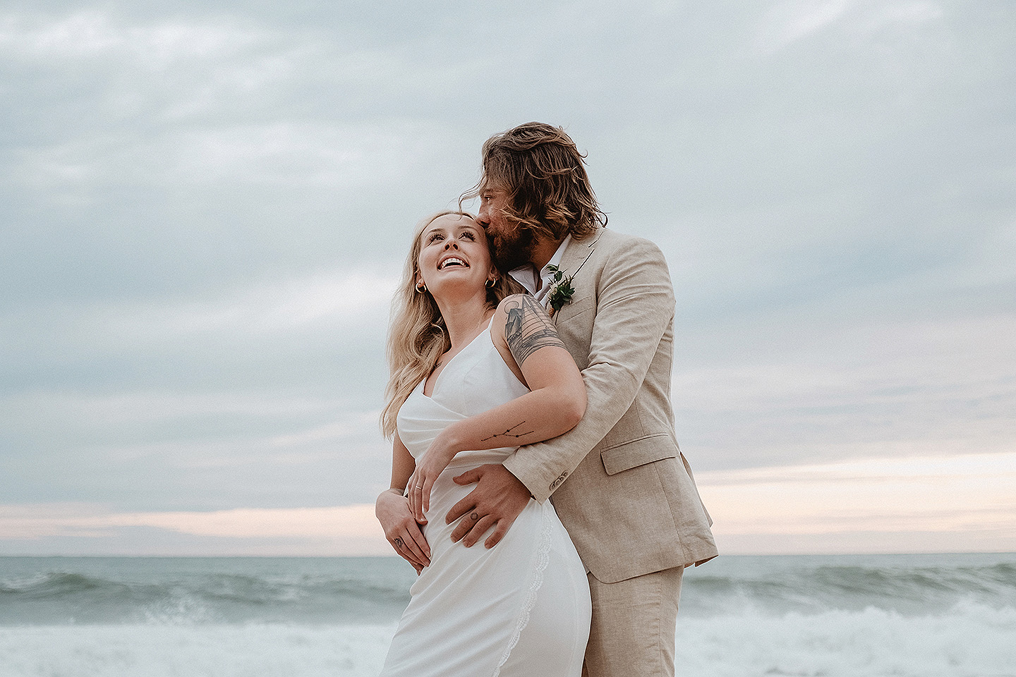 Boda de Rita y Ayden en Mazatlán – Sesión de Compromiso en Playa. Una emotiva propuesta de matrimonio capturada en las hermosas playas de Mazatlán, Sinaloa. Documentamos cada instante de esta sorpresa romántica, desde el momento de la entrega del anillo hasta las expresiones de felicidad, abrazos y caminatas junto al mar. Una sesión de compromiso llena de emociones auténticas, realizada durante el atardecer para aprovechar la mejor luz natural y crear recuerdos inolvidables.