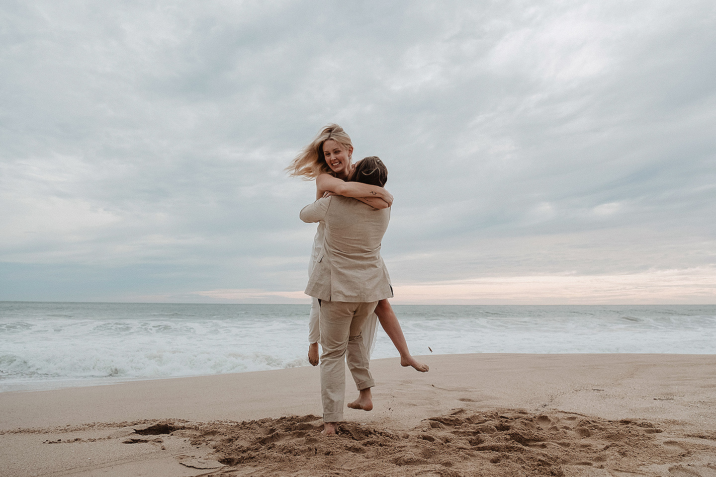 Boda de Rita y Ayden en Mazatlán – Sesión de Compromiso en Playa. Una emotiva propuesta de matrimonio capturada en las hermosas playas de Mazatlán, Sinaloa. Documentamos cada instante de esta sorpresa romántica, desde el momento de la entrega del anillo hasta las expresiones de felicidad, abrazos y caminatas junto al mar. Una sesión de compromiso llena de emociones auténticas, realizada durante el atardecer para aprovechar la mejor luz natural y crear recuerdos inolvidables.