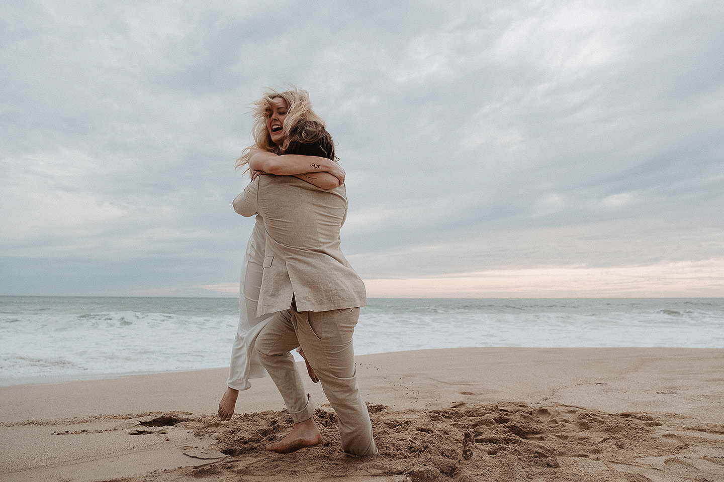 Boda de Rita y Ayden en Mazatlán – Sesión de Compromiso en Playa. Una emotiva propuesta de matrimonio capturada en las hermosas playas de Mazatlán, Sinaloa. Documentamos cada instante de esta sorpresa romántica, desde el momento de la entrega del anillo hasta las expresiones de felicidad, abrazos y caminatas junto al mar. Una sesión de compromiso llena de emociones auténticas, realizada durante el atardecer para aprovechar la mejor luz natural y crear recuerdos inolvidables.