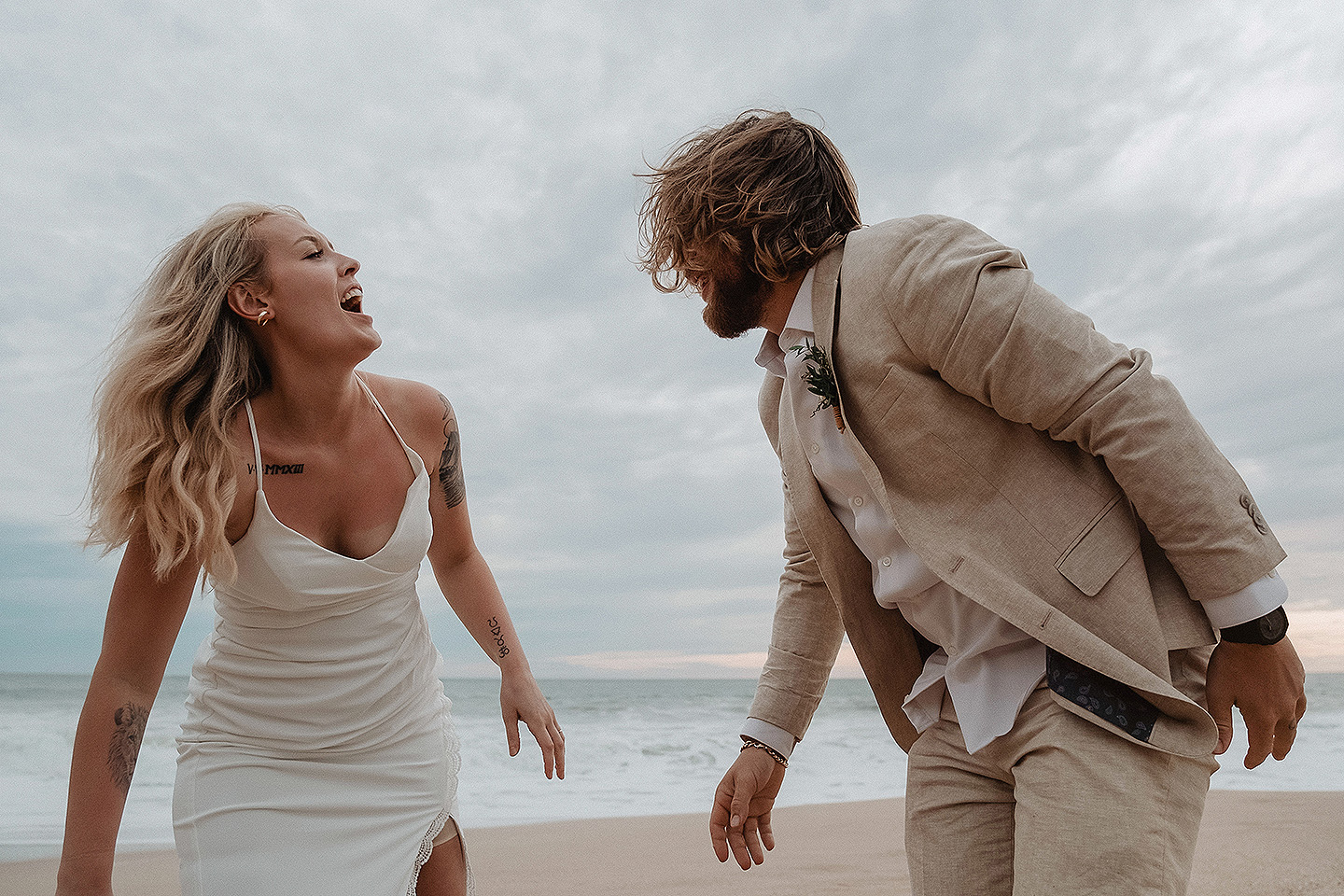 Boda de Rita y Ayden en Mazatlán – Sesión de Compromiso en Playa. Una emotiva propuesta de matrimonio capturada en las hermosas playas de Mazatlán, Sinaloa. Documentamos cada instante de esta sorpresa romántica, desde el momento de la entrega del anillo hasta las expresiones de felicidad, abrazos y caminatas junto al mar. Una sesión de compromiso llena de emociones auténticas, realizada durante el atardecer para aprovechar la mejor luz natural y crear recuerdos inolvidables.