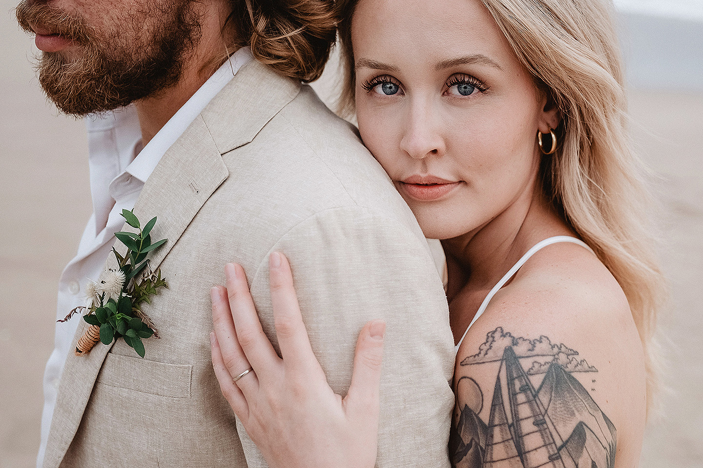 Boda de Rita y Ayden en Mazatlán – Sesión de Compromiso en Playa. Una emotiva propuesta de matrimonio capturada en las hermosas playas de Mazatlán, Sinaloa. Documentamos cada instante de esta sorpresa romántica, desde el momento de la entrega del anillo hasta las expresiones de felicidad, abrazos y caminatas junto al mar. Una sesión de compromiso llena de emociones auténticas, realizada durante el atardecer para aprovechar la mejor luz natural y crear recuerdos inolvidables.