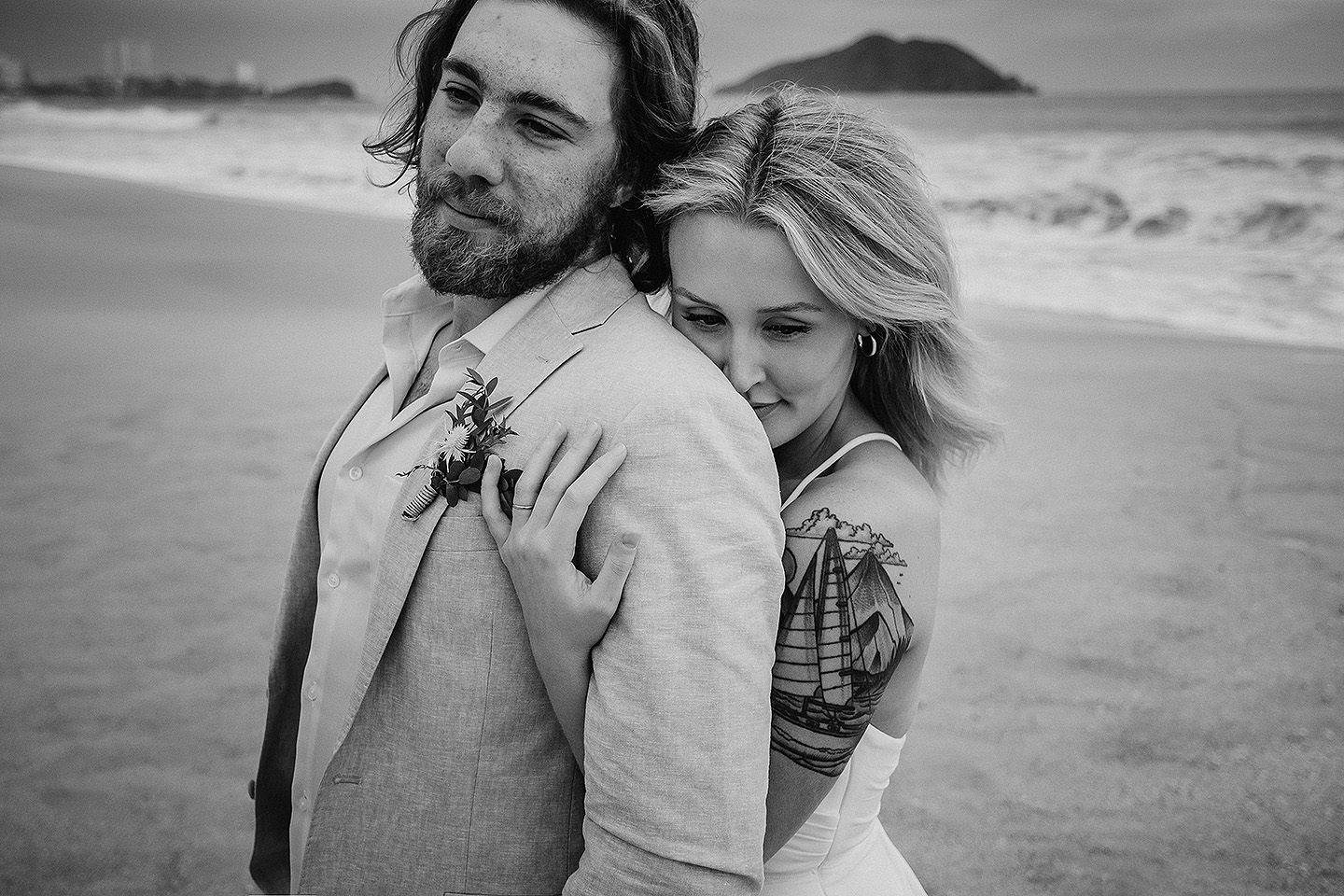 Boda de Rita y Ayden en Mazatlán – Sesión de Compromiso en Playa. Una emotiva propuesta de matrimonio capturada en las hermosas playas de Mazatlán, Sinaloa. Documentamos cada instante de esta sorpresa romántica, desde el momento de la entrega del anillo hasta las expresiones de felicidad, abrazos y caminatas junto al mar. Una sesión de compromiso llena de emociones auténticas, realizada durante el atardecer para aprovechar la mejor luz natural y crear recuerdos inolvidables.