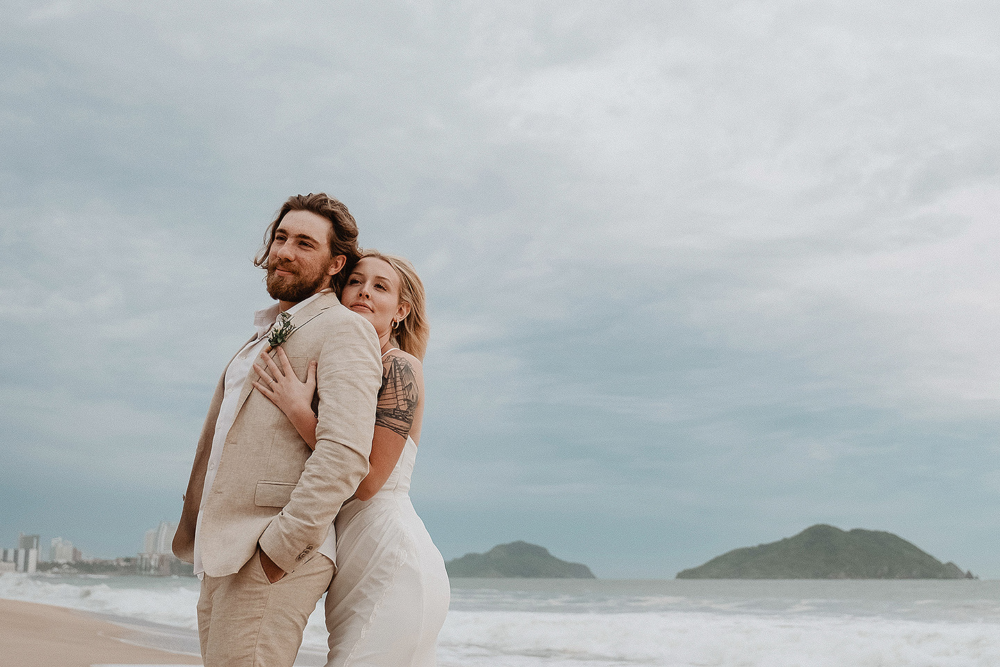Boda de Rita y Ayden en Mazatlán – Sesión de Compromiso en Playa. Una emotiva propuesta de matrimonio capturada en las hermosas playas de Mazatlán, Sinaloa. Documentamos cada instante de esta sorpresa romántica, desde el momento de la entrega del anillo hasta las expresiones de felicidad, abrazos y caminatas junto al mar. Una sesión de compromiso llena de emociones auténticas, realizada durante el atardecer para aprovechar la mejor luz natural y crear recuerdos inolvidables.